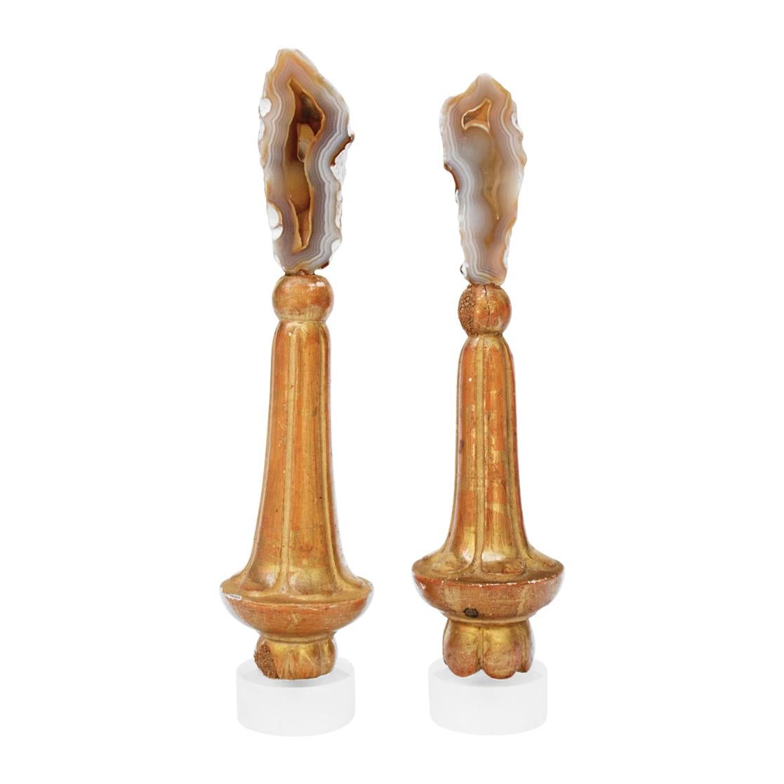 Coppia di basi per podio italiane del XVIII secolo con corallo d'agata su una base di lucite