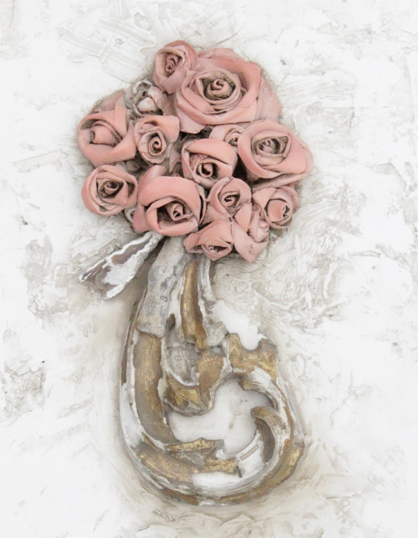 Coppia di frammenti italiani del XVIII secolo decorati con fiori scolpiti in tela di lino, agata fossile e rose in gesso veneziano.
 
Un'opera è interamente in gesso, mentre l'altra è una combinazione di gesso per affreschi tradizionale italiano,