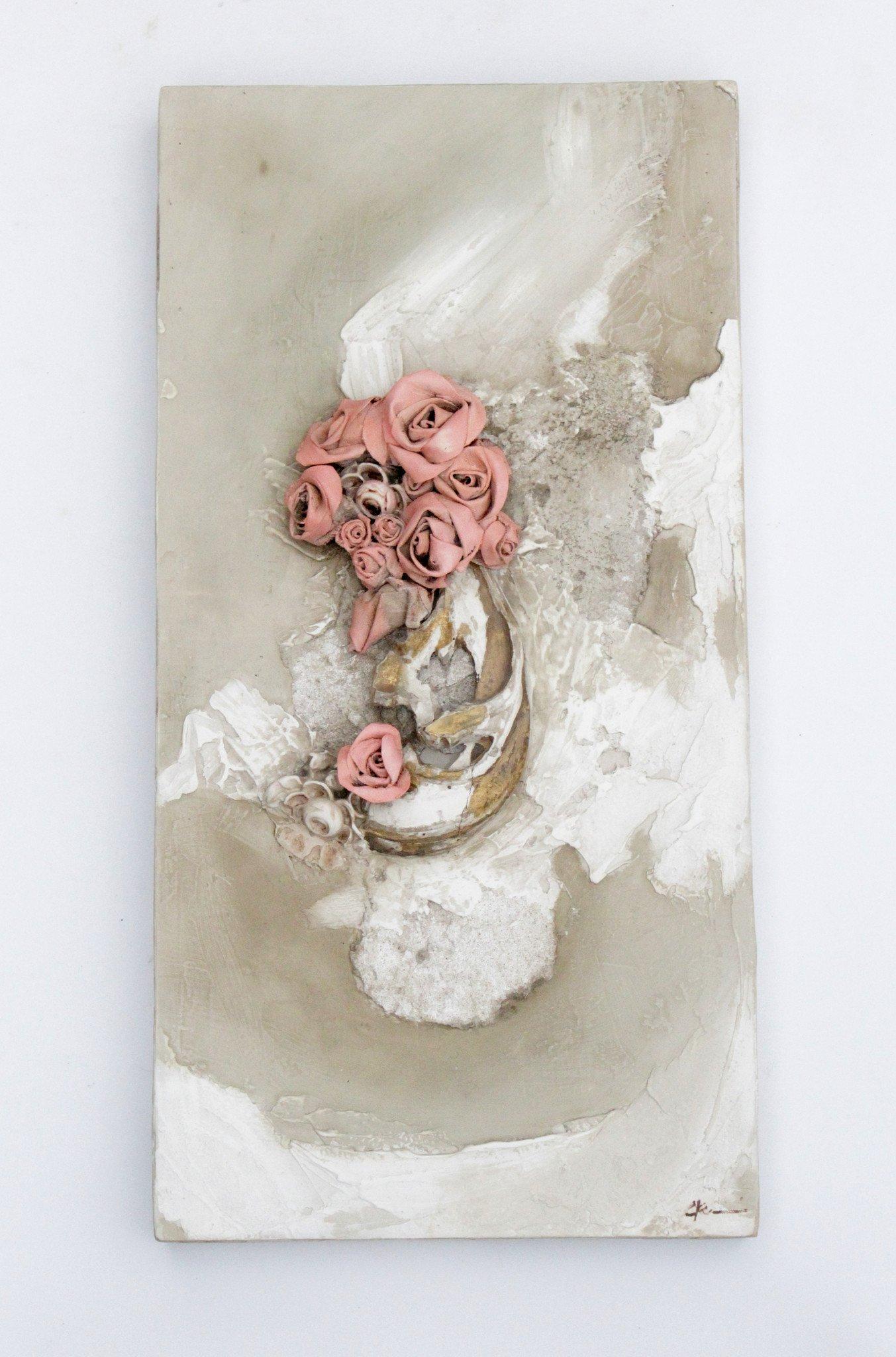 Paire de fragments italiens du XVIIIe siècle décorés de fleurs en toile de lin sculptée, de coraux en agate fossile et de roses en plâtre vénitien.
 
L'une des pièces est entièrement en plâtre, tandis que l'autre est une combinaison de plâtre pour
