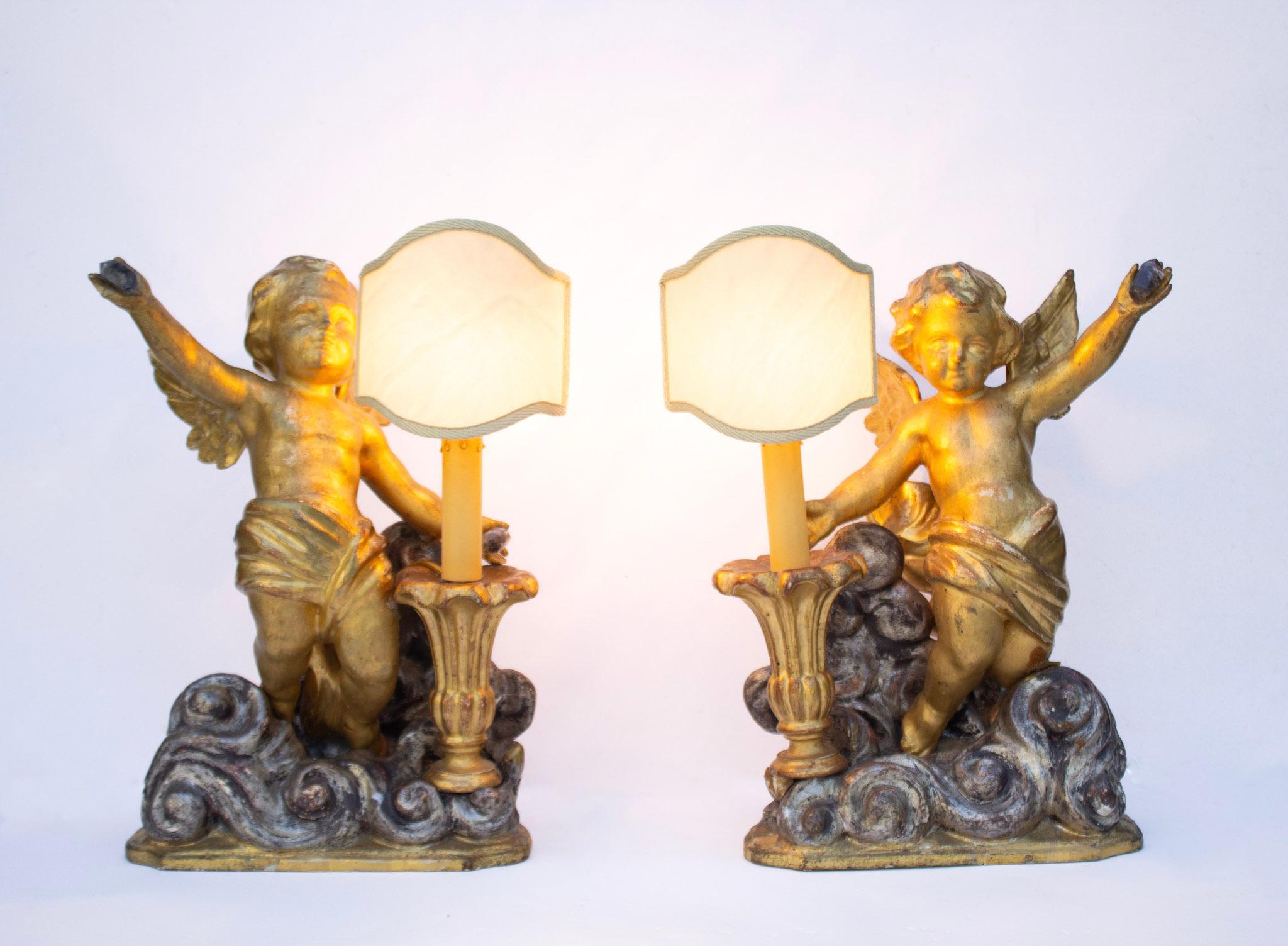 Paire de lampes d'ange italiennes du XVIIIe siècle, dorées et sculptées à la main, sur des nuages de feuilles d'argent. Le luminaire complet provient à l'origine d'une représentation angélique dans une église italienne. Chacune est unique en son