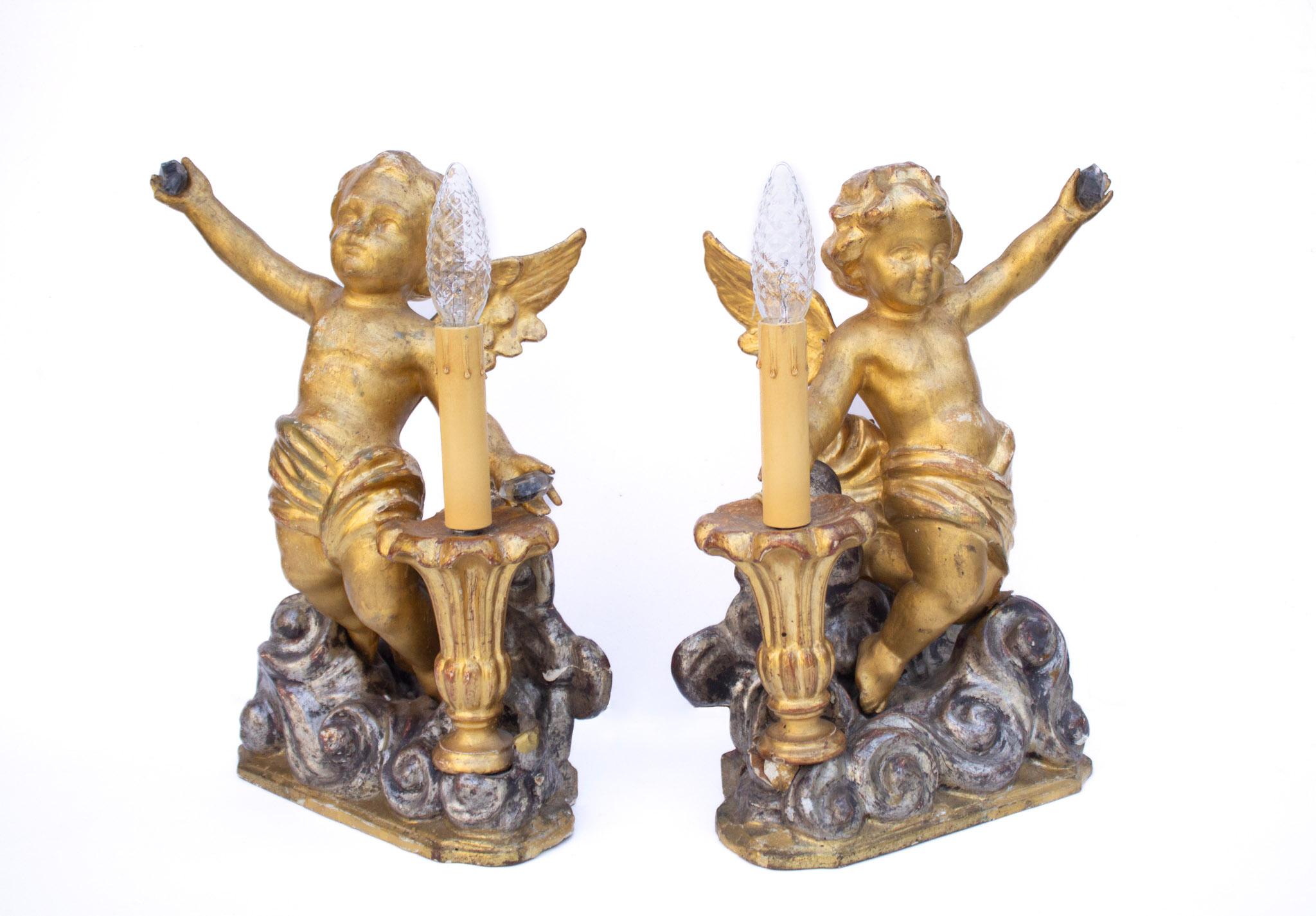 Rococo Paire de lampes d'ange italiennes du 18ème siècle, dorées et sculptées à la main sur nuages argentés en vente