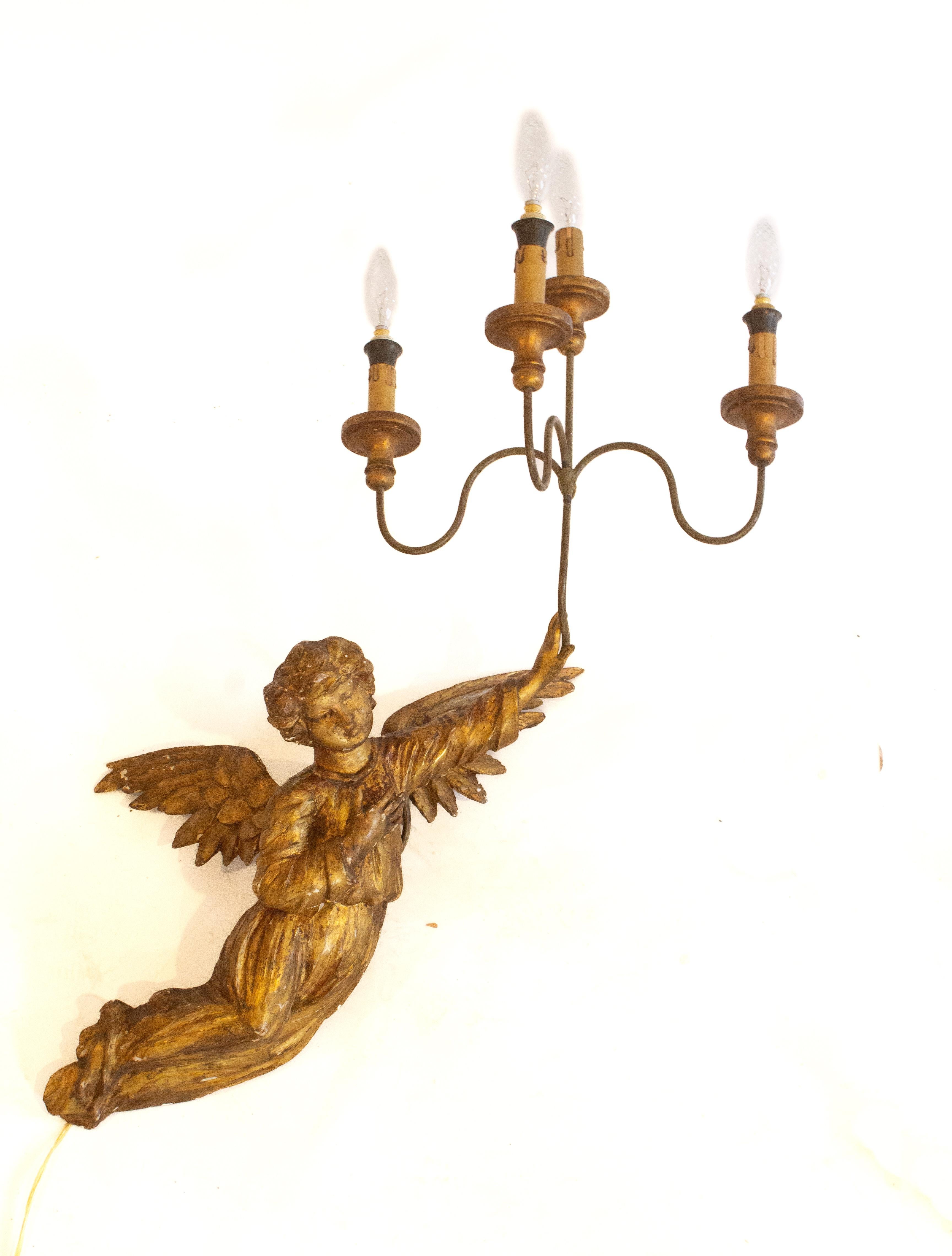 Rococo Paire d'appliques anges italiennes du XVIIIe siècle, dorées et sculptées à la main en vente
