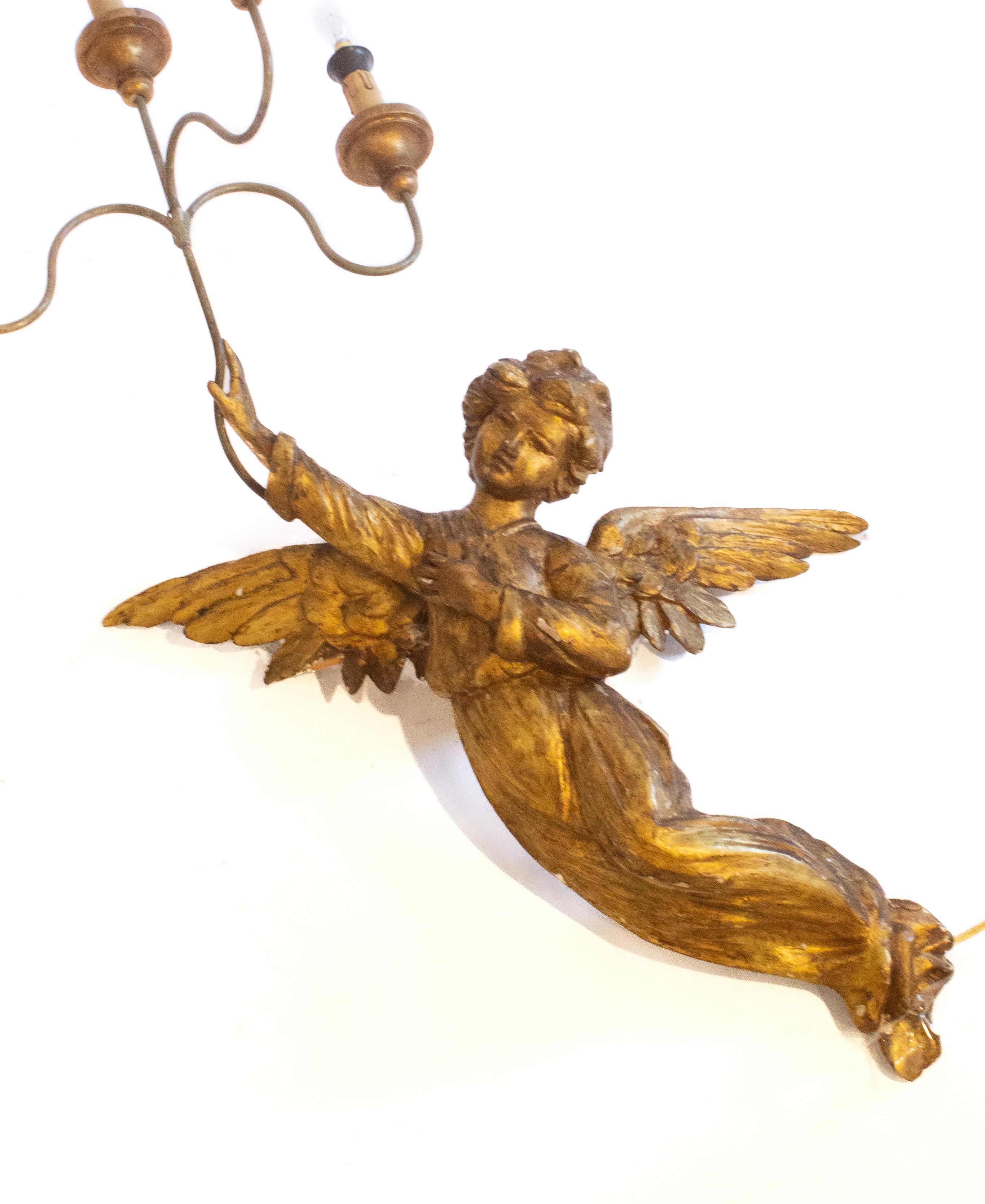 Sculpté à la main Paire d'appliques anges italiennes du XVIIIe siècle, dorées et sculptées à la main en vente