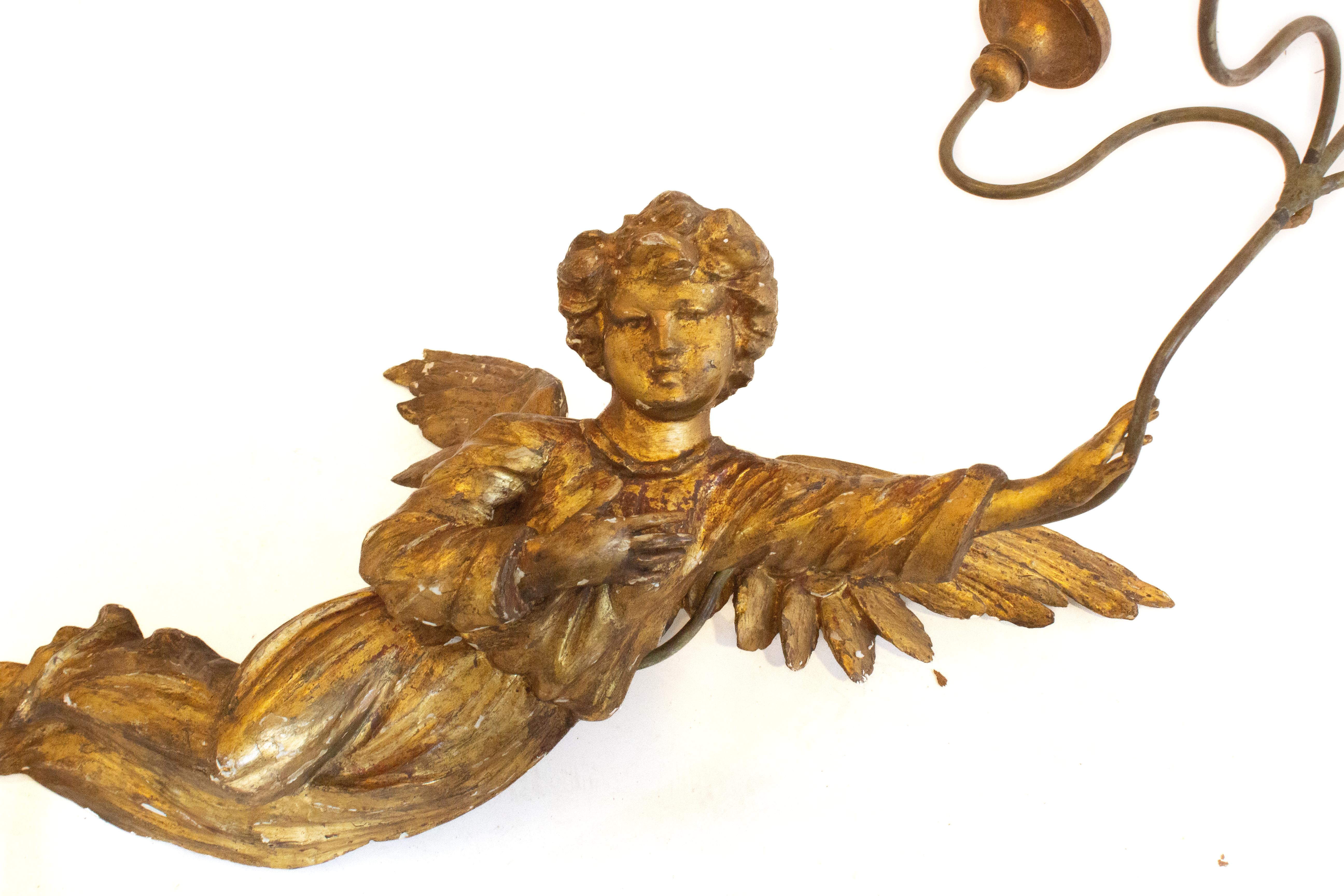 XVIIIe siècle et antérieur Paire d'appliques anges italiennes du XVIIIe siècle, dorées et sculptées à la main en vente