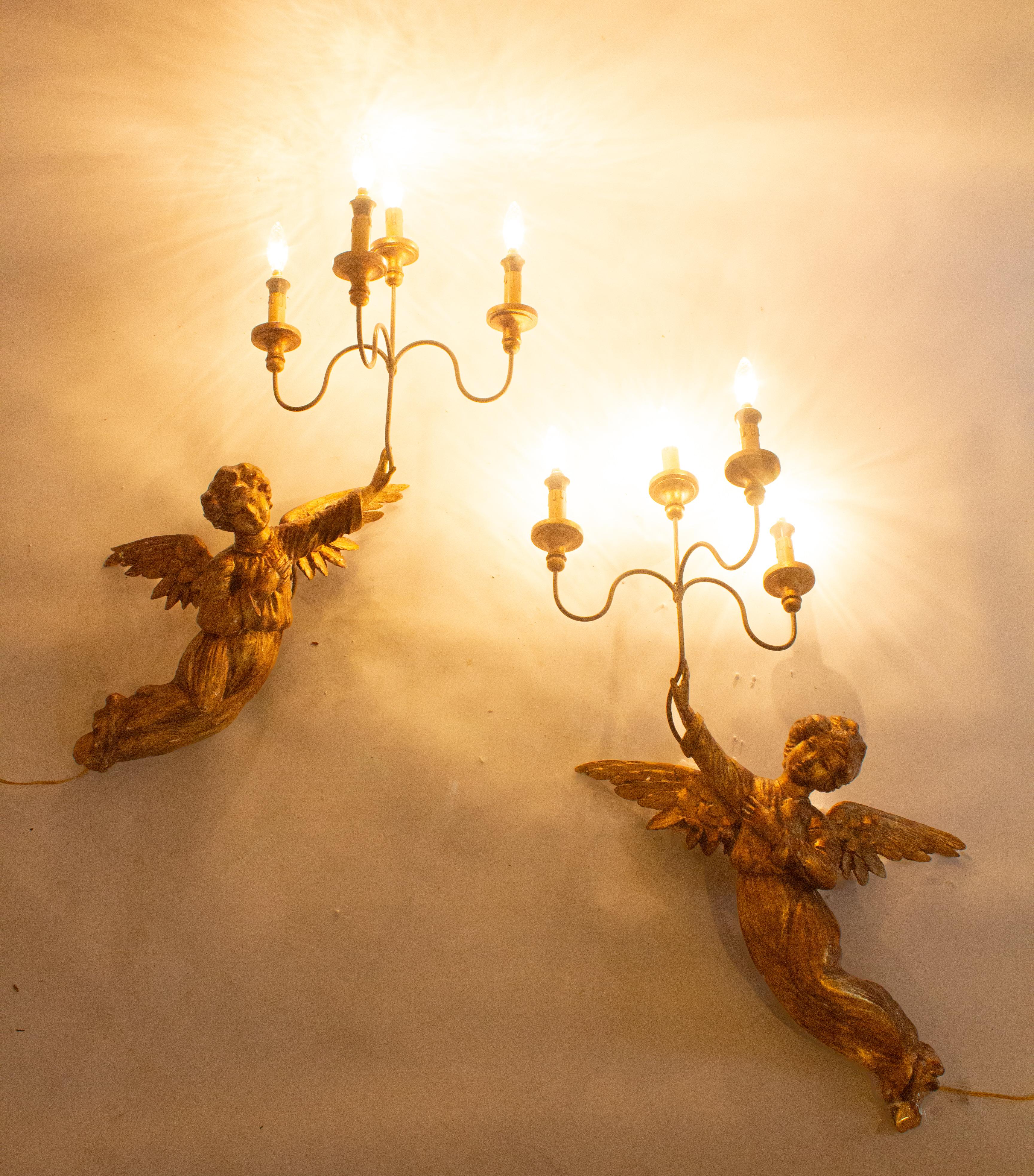Métal Paire d'appliques anges italiennes du XVIIIe siècle, dorées et sculptées à la main en vente