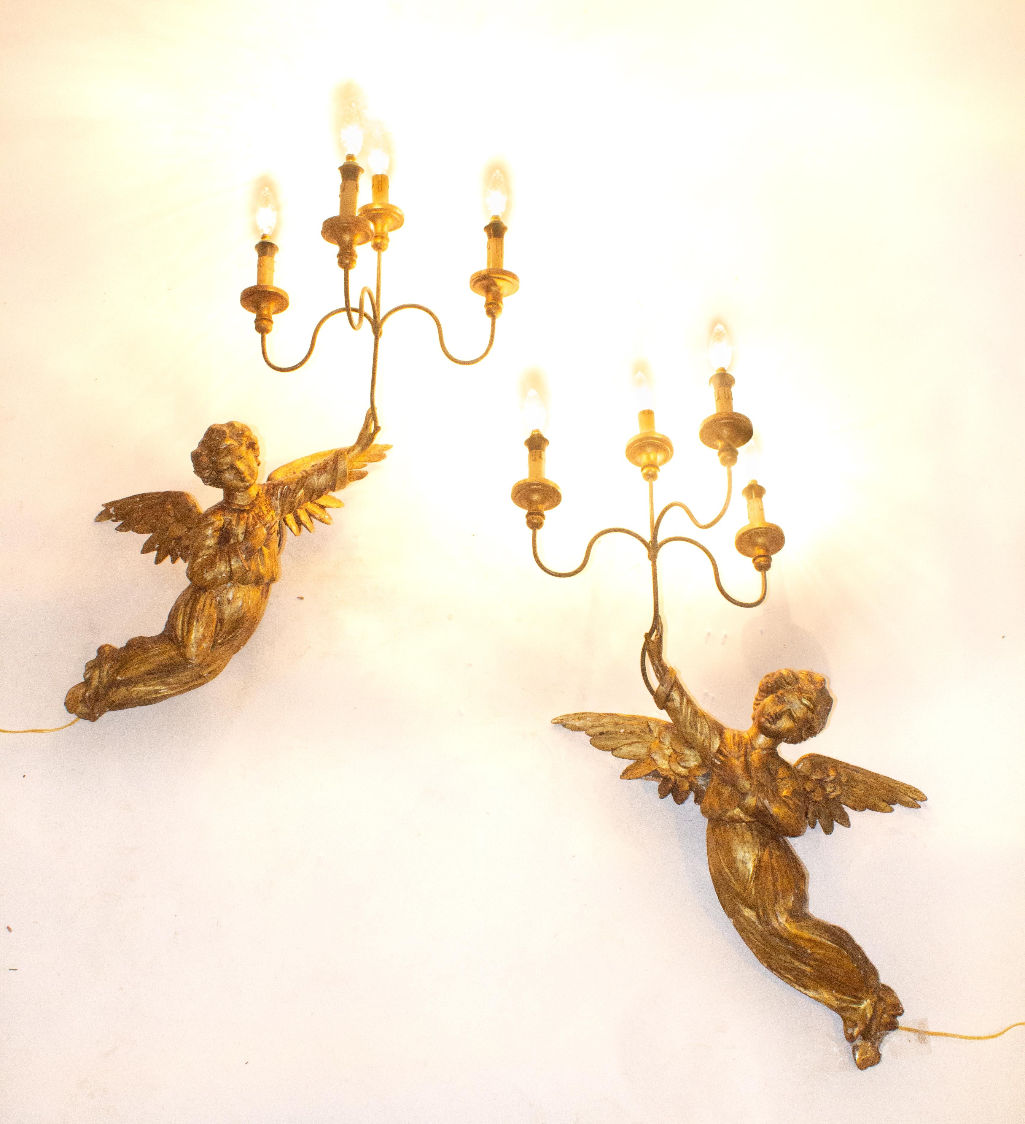 Paire d'appliques anges italiennes du XVIIIe siècle, dorées et sculptées à la main en vente 1