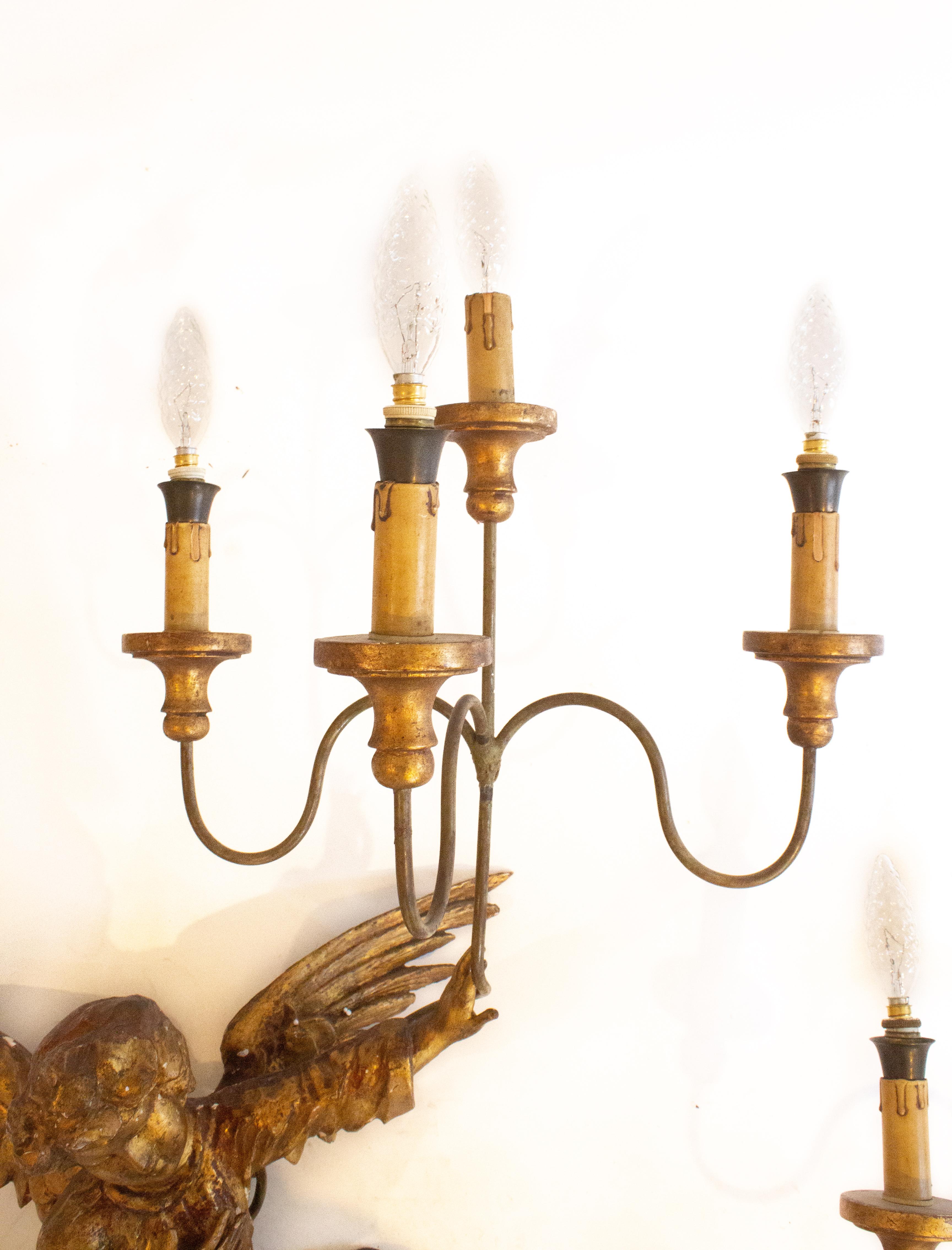 Paire d'appliques anges italiennes du XVIIIe siècle, dorées et sculptées à la main en vente 2