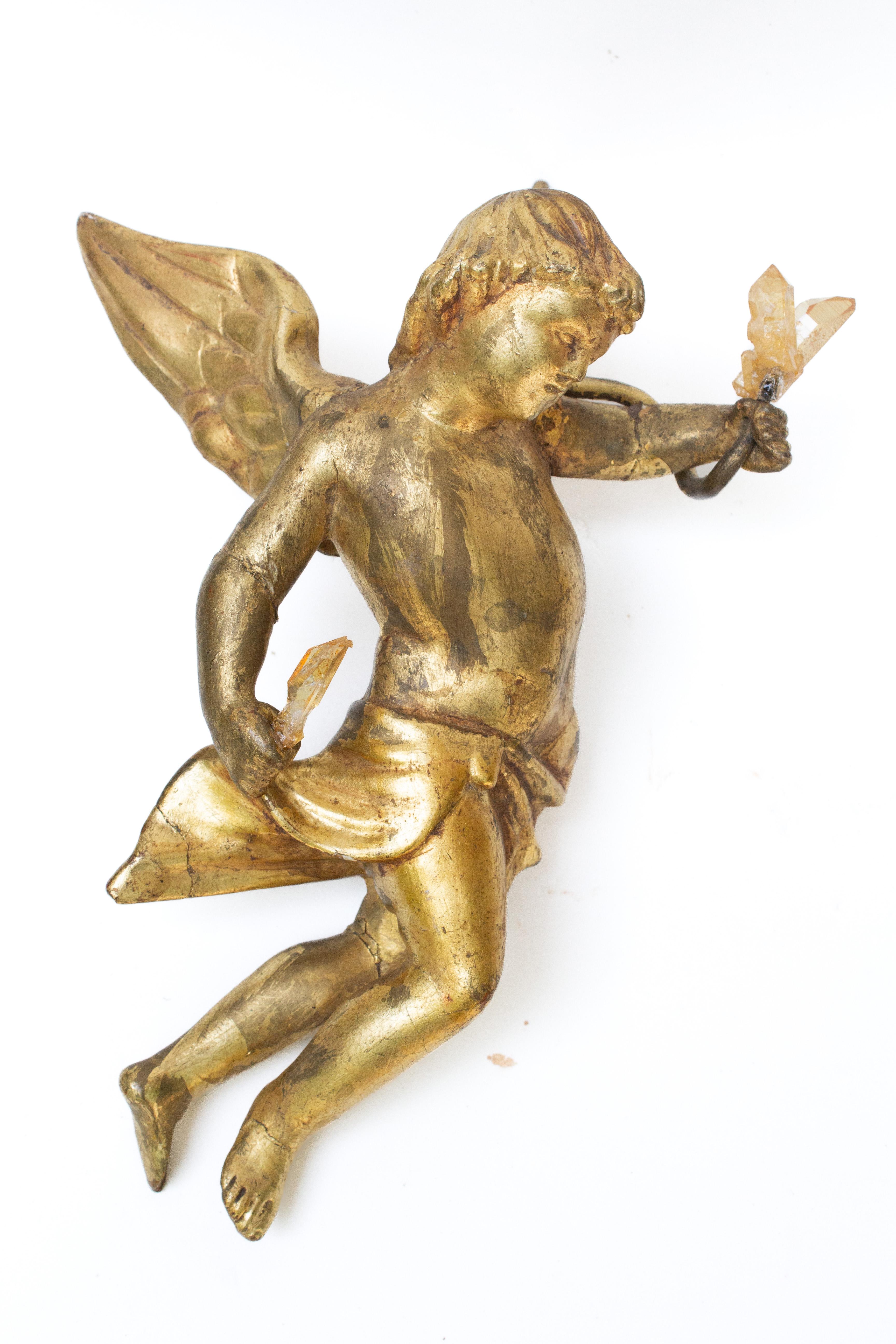 Hand-Carved Pair of 18th Century Italian Gilded Angels with Golden Quartz Crystals  For Sale