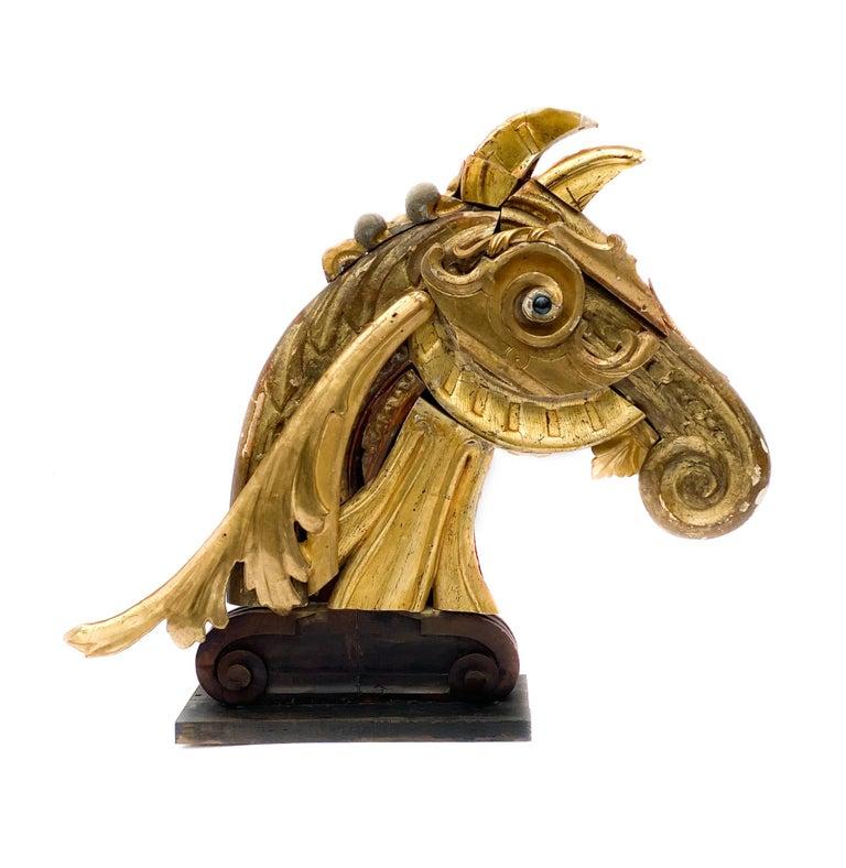 Paar italienische Pferdekopf-Skulpturen mit Blattgoldfragmenten aus dem 18.

Das Paar besteht aus italienischen wasservergoldeten Fragmenten aus dem 18. Jahrhundert, die auf Sockeln aus Schnörkelholz montiert sind. Die Fragmente stammen aus