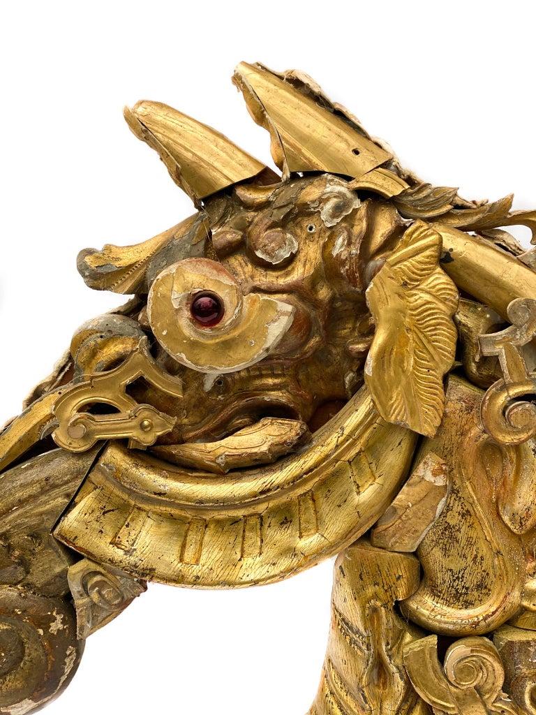 Paar italienische vergoldete Pferdekopf-Skulpturen aus dem 18. (18. Jahrhundert und früher) im Angebot