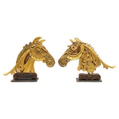 Pareja de esculturas italianas del siglo XVIII con cabeza de caballo en fragmentos dorados