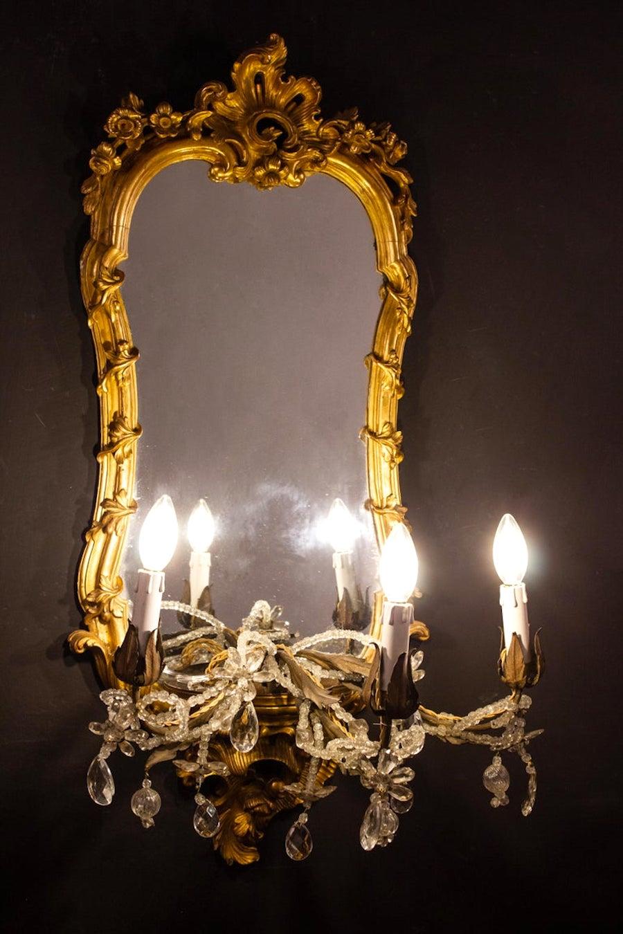 Merveilleuse paire de miroirs en bois doré et finement sculpté du 18ème siècle avec trois bras de bougie, Rome, 1750.
Les bras de la bougie peuvent également être retirés et utilisés comme base pour un vase ou une sculpture en porcelaine.
Dorure