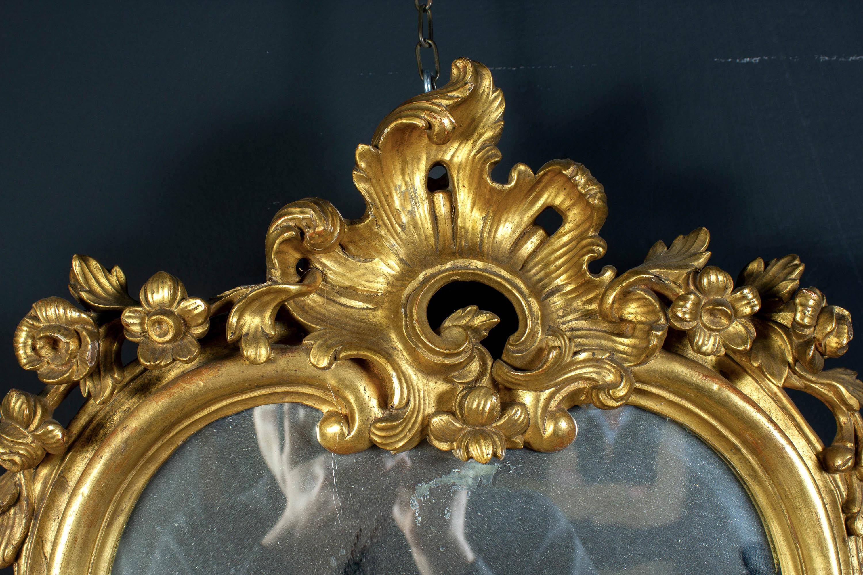 Paar italienische Spiegel oder Wandleuchten aus vergoldetem Holz aus dem 18. Jahrhundert Roma, 1750 im Zustand „Gut“ im Angebot in Rome, IT