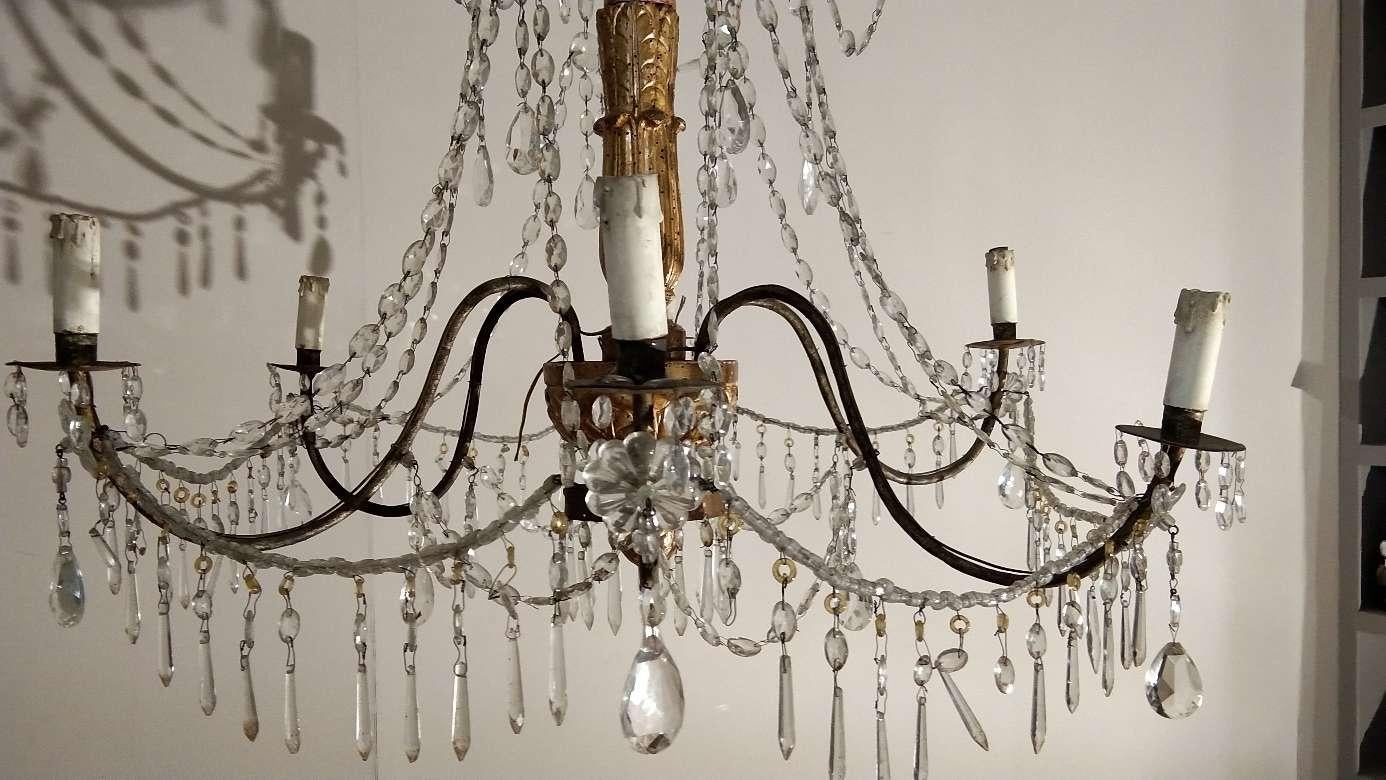 Pair of 18th Century Italian Giltwood and Beaded Crystal Chandeliers In Good Condition For Sale In Lectoure, Occitanie