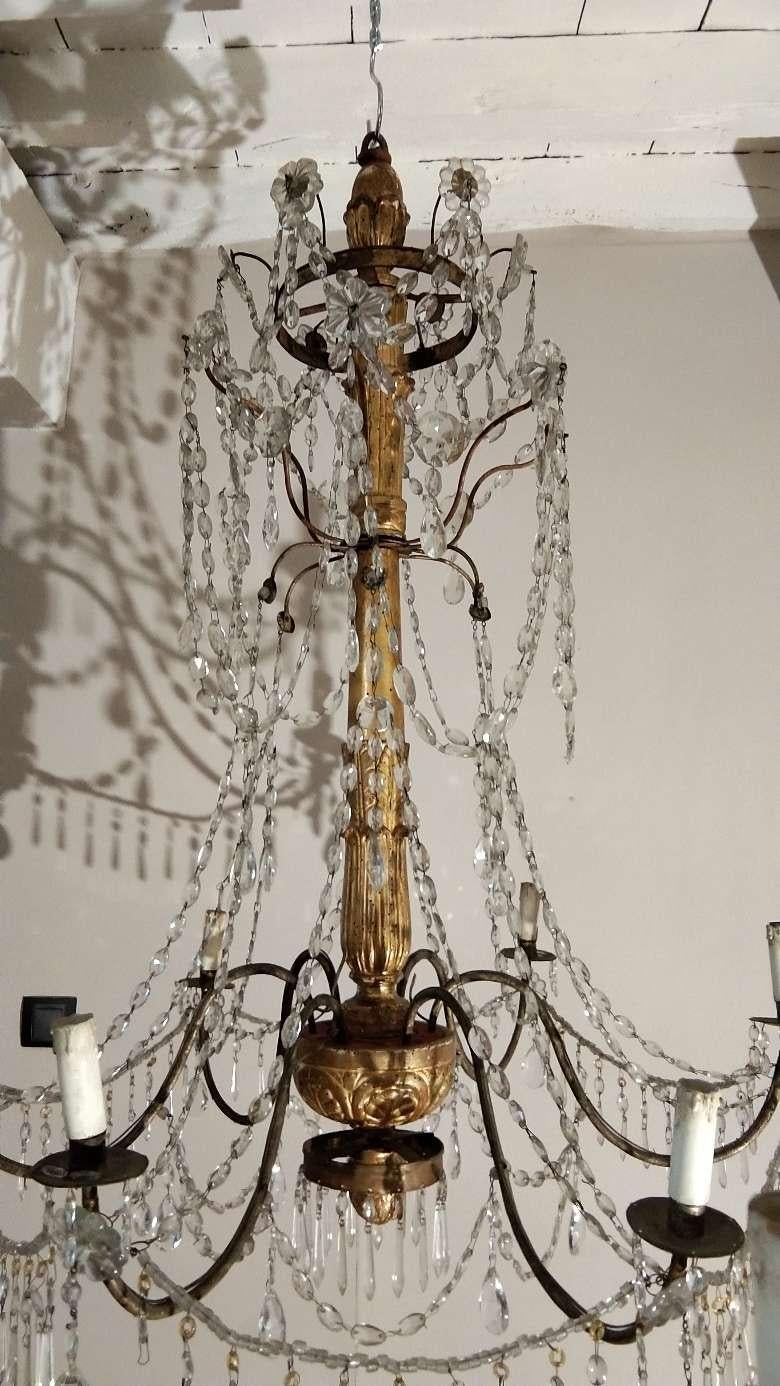 Pair of 18th Century Italian Giltwood and Beaded Crystal Chandeliers For Sale 1