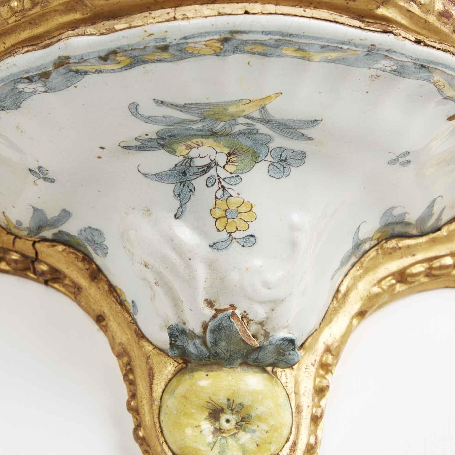 Pair of 18th Century Italian Giltwood and Majolica Wall Brackets In Good Condition In Milan, IT