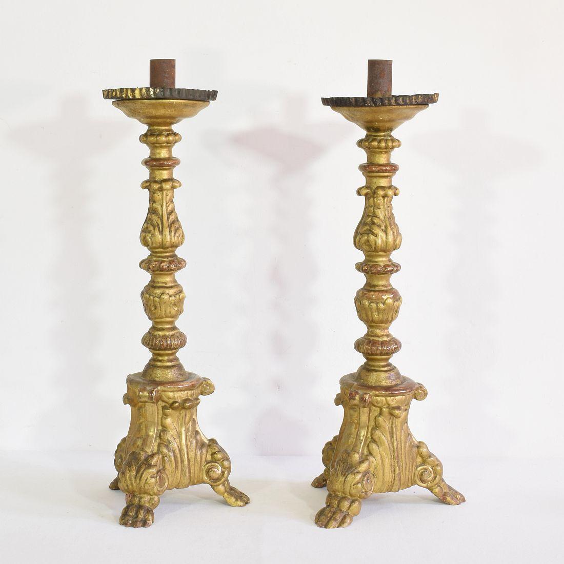 Pair of 18th Century Italian Giltwood Baroque Candlesticks or Candleholders In Good Condition In Buisson, FR