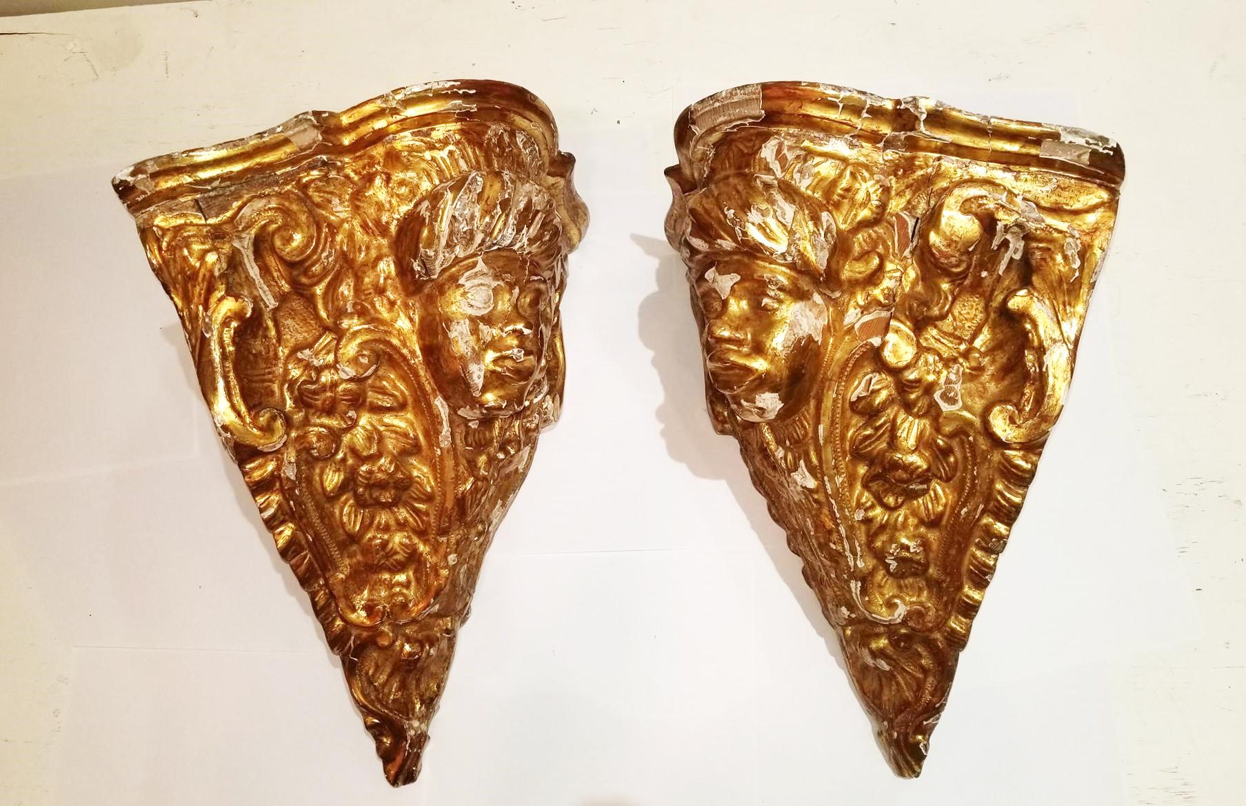 Carved Pair of 18th Century Italian Giltwood Corner Wall Brackets For Sale