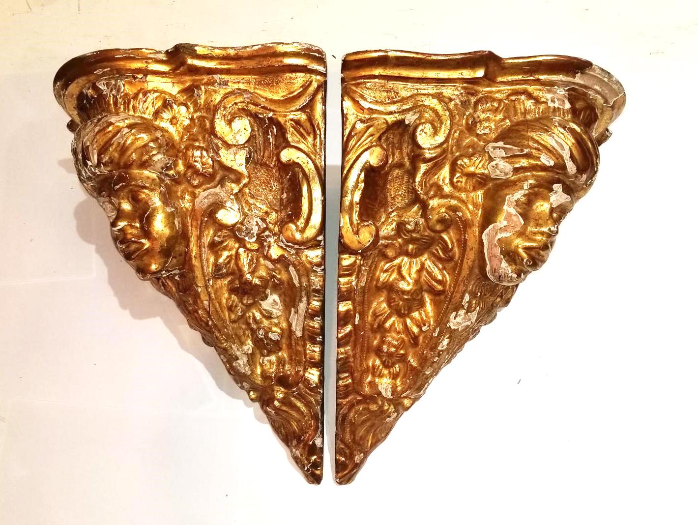 Pair of 18th Century Italian Giltwood Corner Wall Brackets For Sale 1