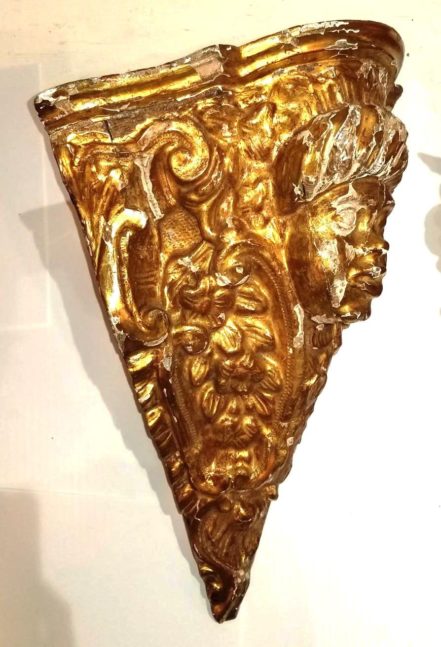 Paar italienische Eck-Wandkonsolen aus Giltwood aus dem 18. (Vergoldetes Holz)