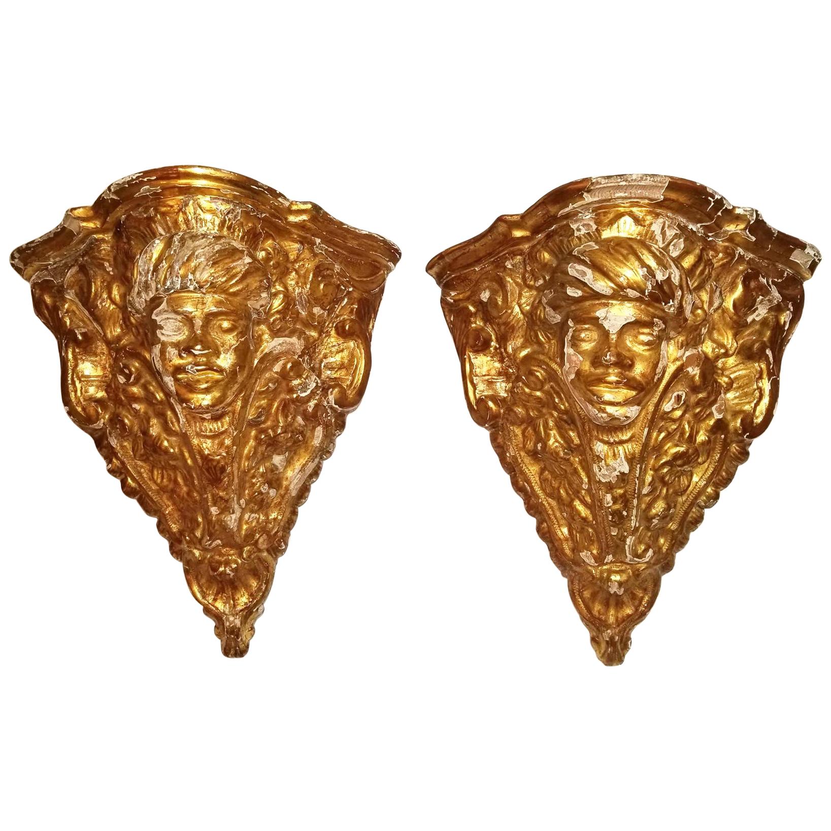 Pareja de ménsulas esquineras de madera dorada italiana del siglo XVIII