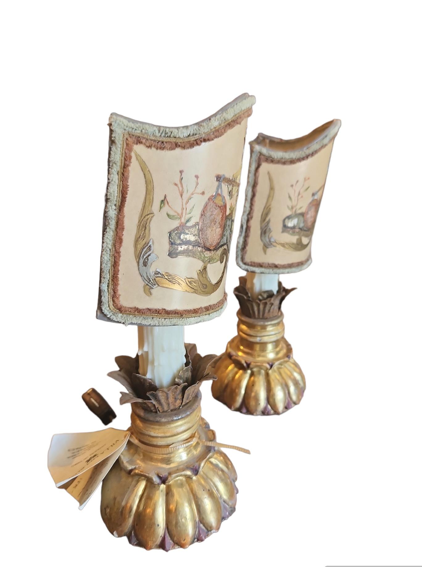 Ces fragments de bois doré italien du XVIIIe siècle ont été transformés en lampes.  Elles sont dotées d'un abat-jour en forme de bouclier, peint à la main, de 4