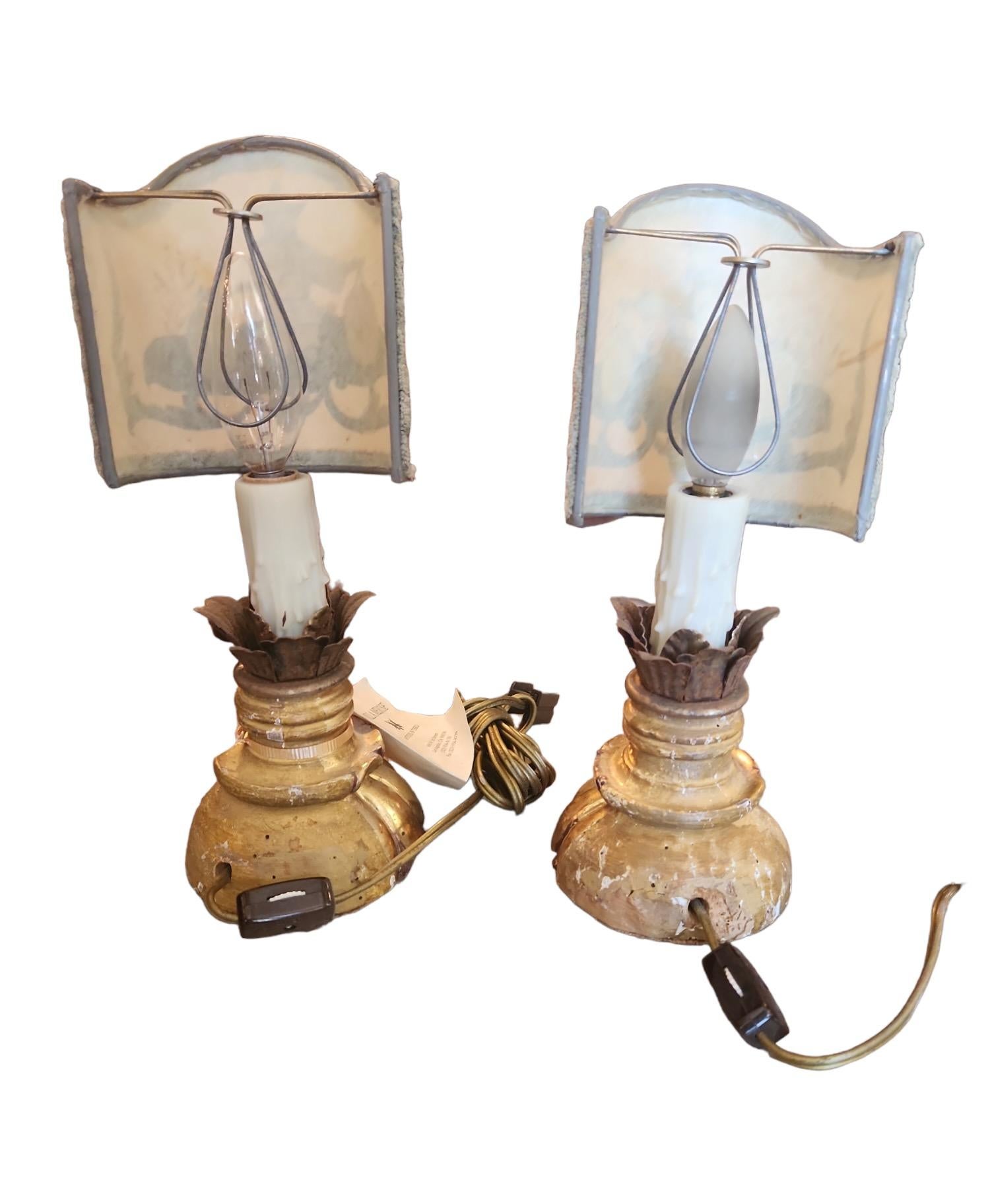 XVIIIe siècle et antérieur Paire de lampes en bois doré italien du 18e siècle en vente