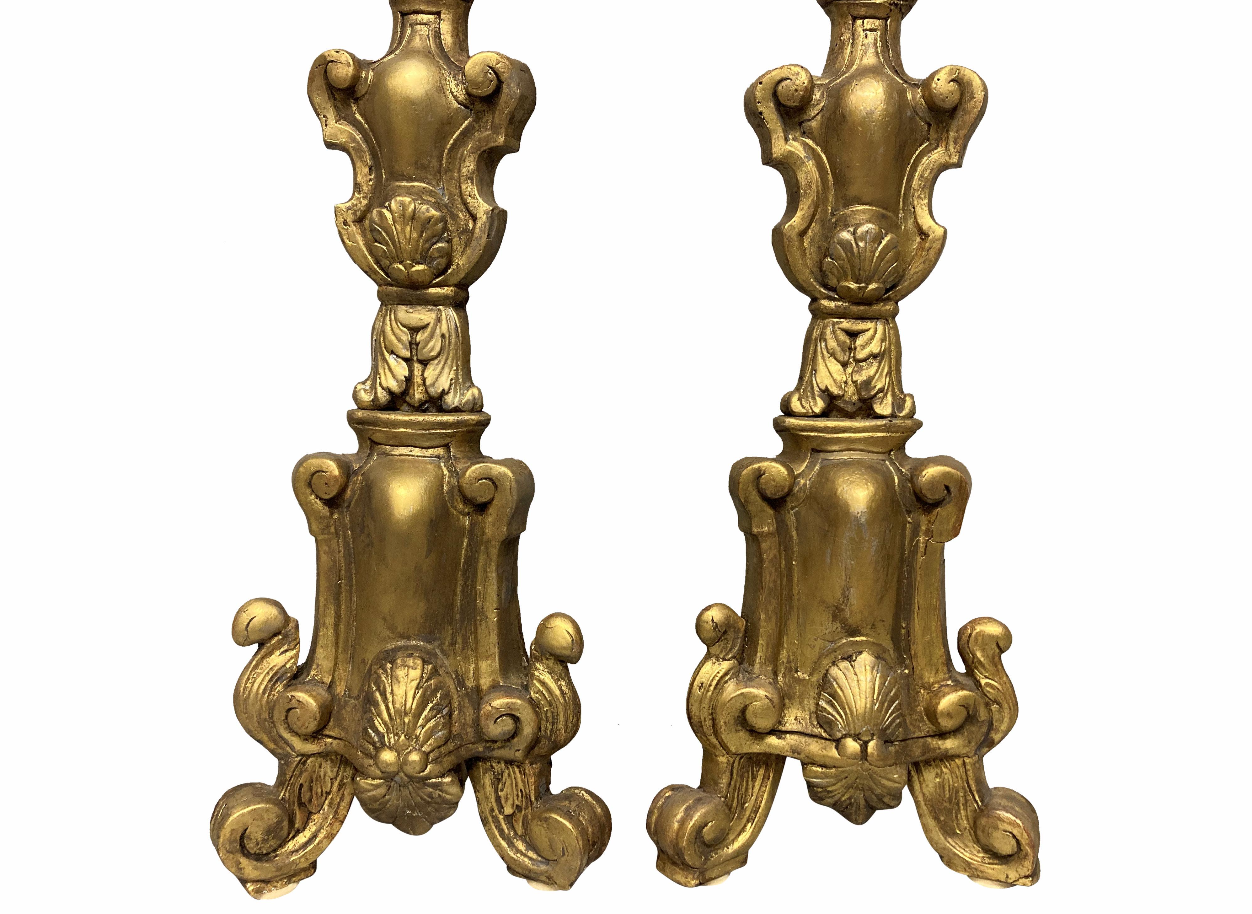 Paire de lampes chandelier italiennes du XVIIIe siècle, sculptées et dorées, avec cordon et interrupteurs en soie brune.