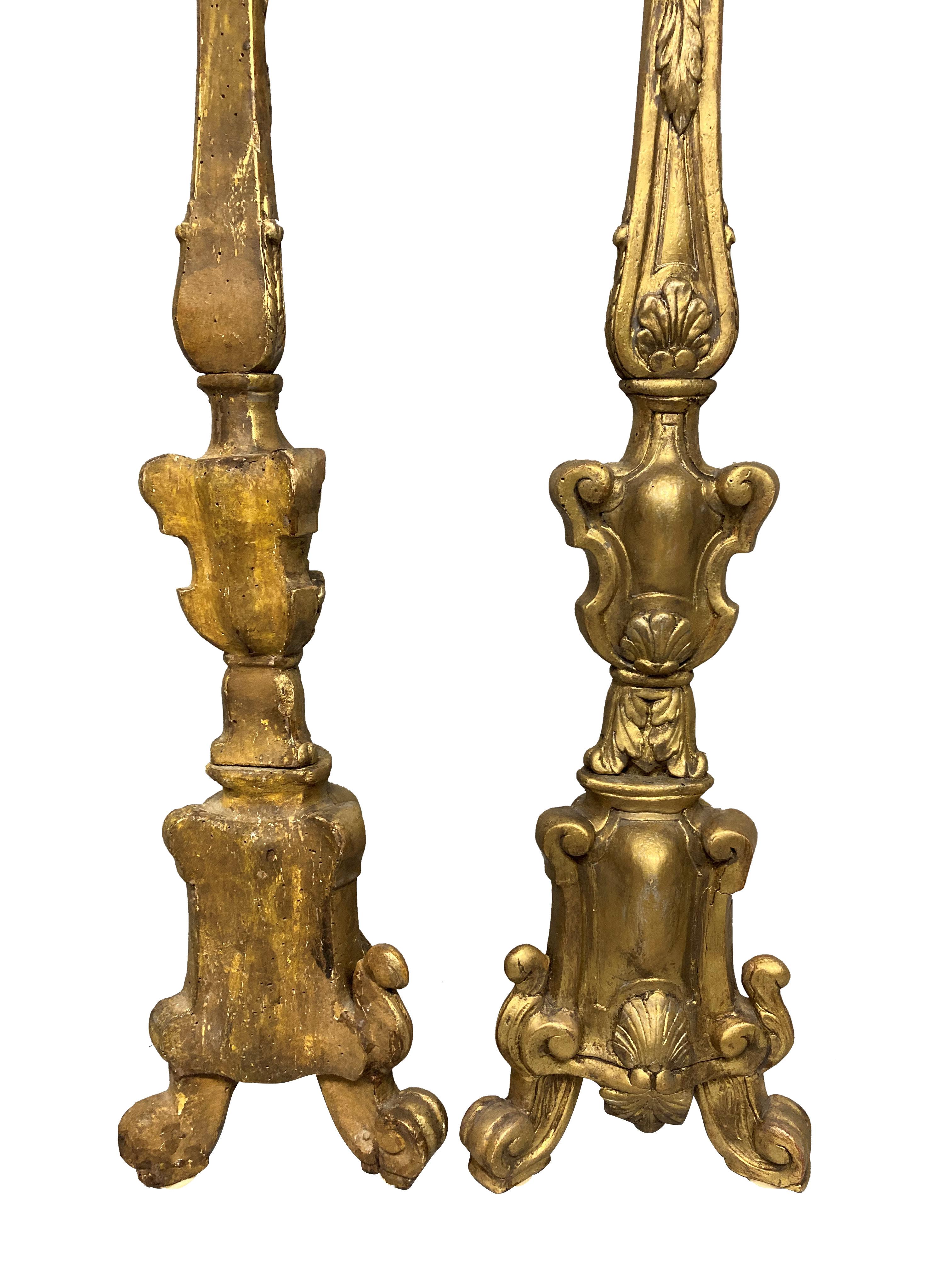 Baroque Paire de lampes italiennes en bois doré du 18e siècle en vente