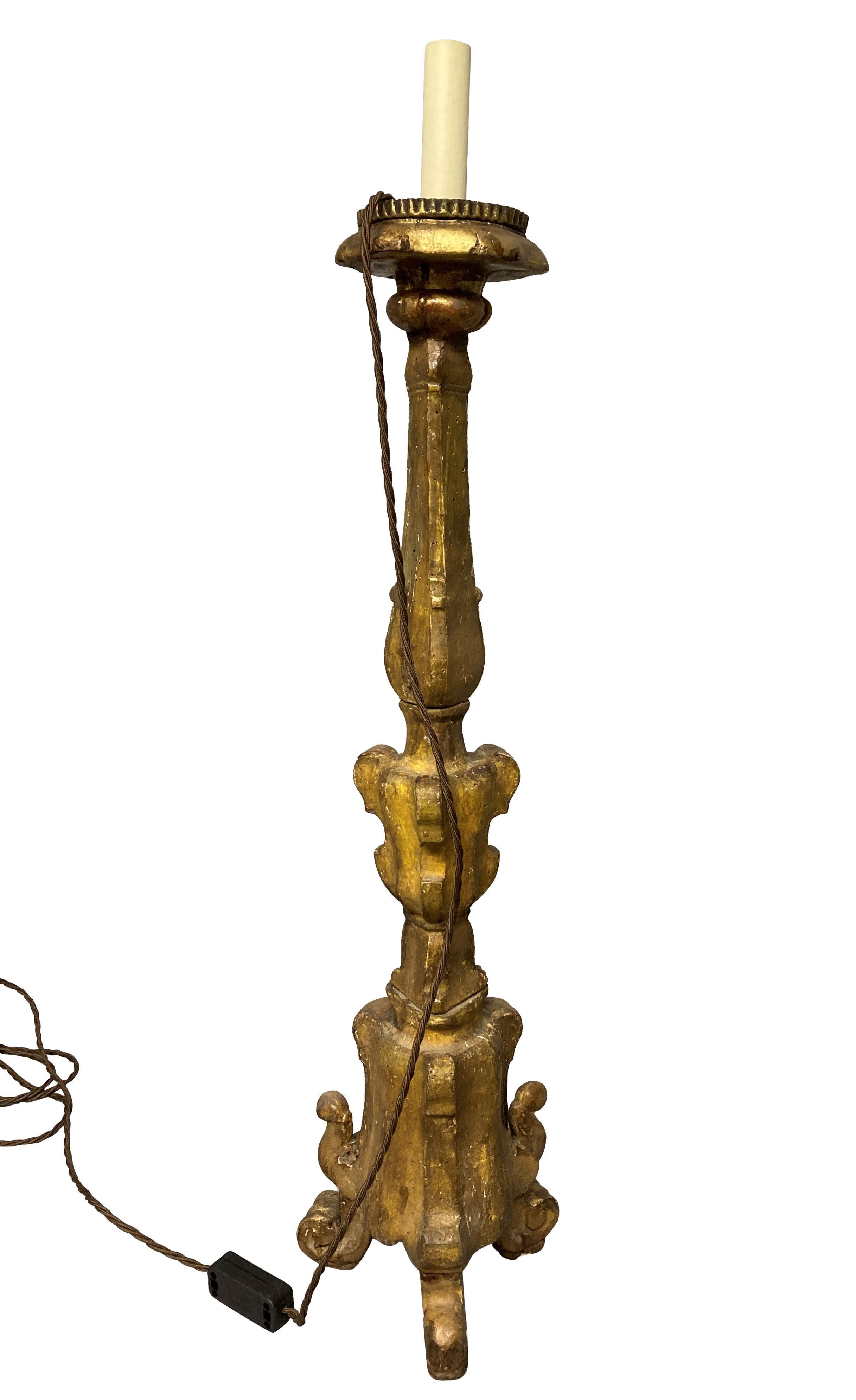 Fin du XVIIIe siècle Paire de lampes italiennes en bois doré du 18e siècle en vente