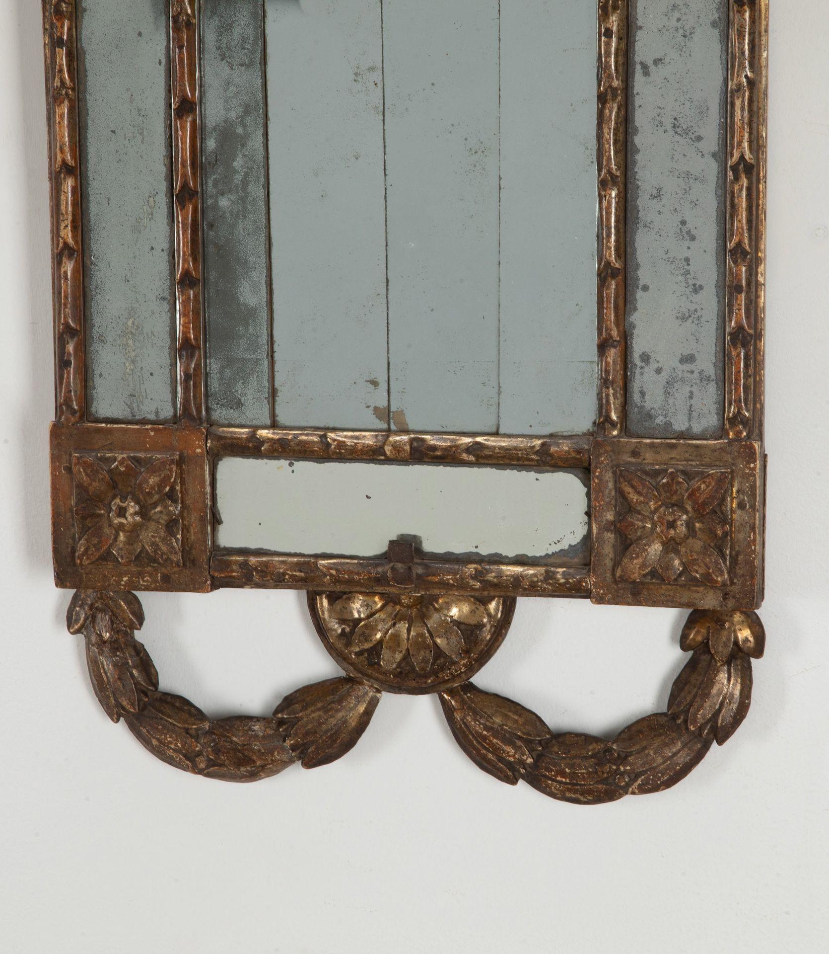 Una bella coppia di specchi o appliques neoclassiche in legno dorato italiano del XVIII secolo.
Circa 1780.