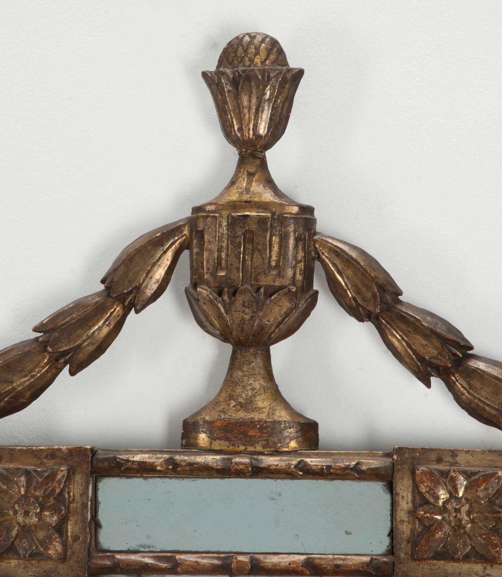 Italiano Coppia di specchi o sconsole in legno dorato italiano del XVIII secolo in vendita