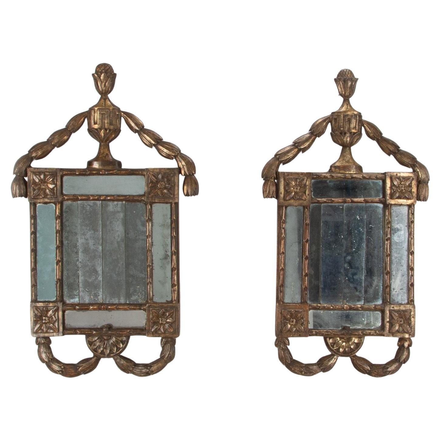 Paire de miroirs ou d'appliques en bois doré italiens du XVIIIe siècle