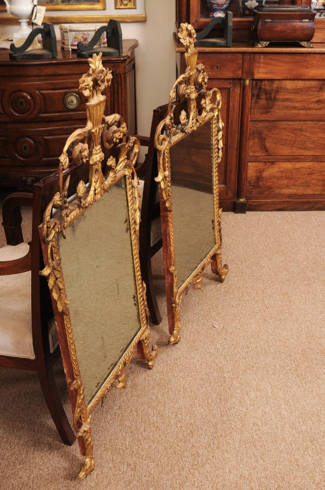 Coppia di specchi in legno dorato del XVIII secolo con delfino e cesto di fiori in vendita 4