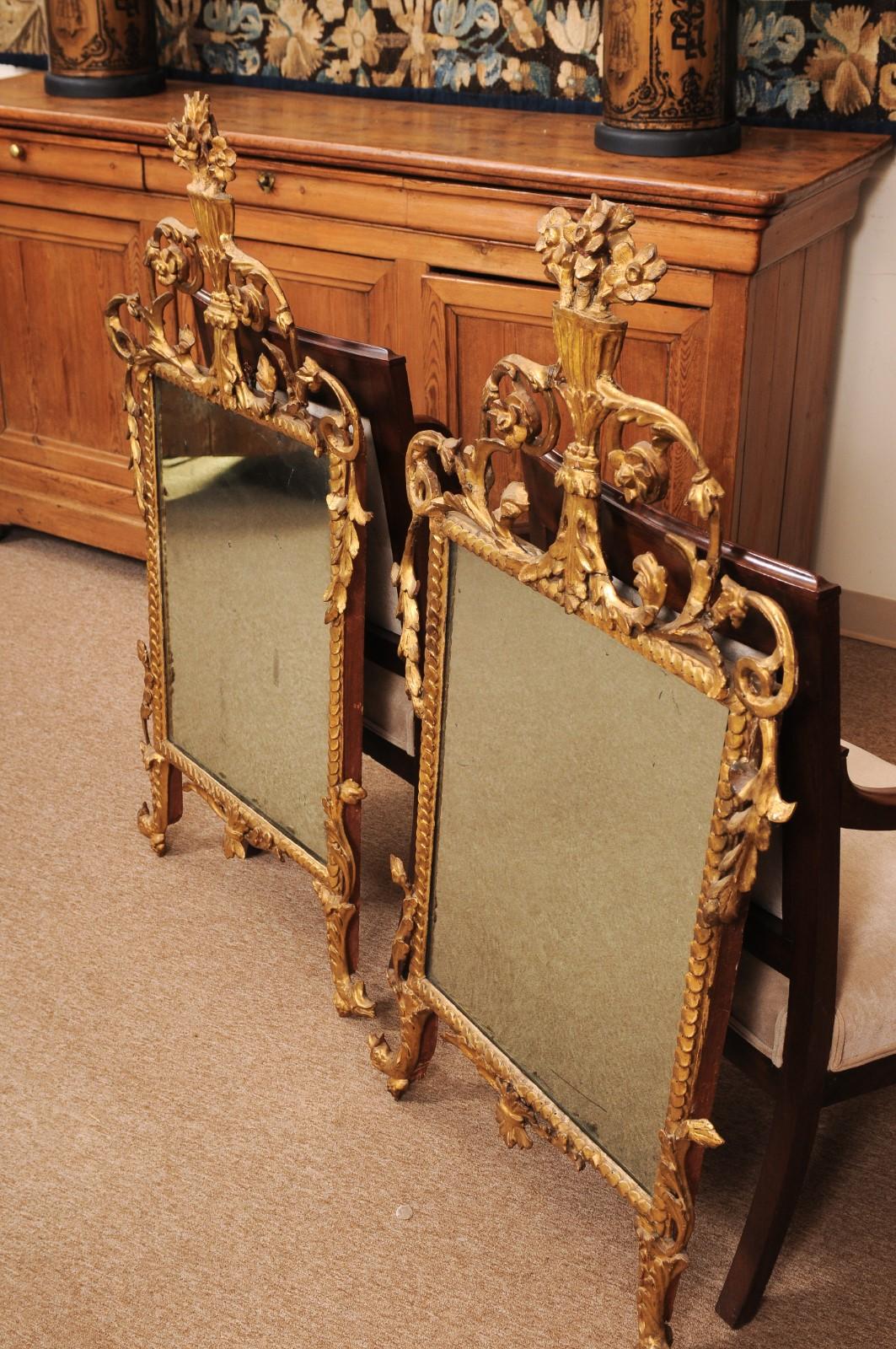 Coppia di specchi in legno dorato del XVIII secolo con delfino e cesto di fiori in vendita 5