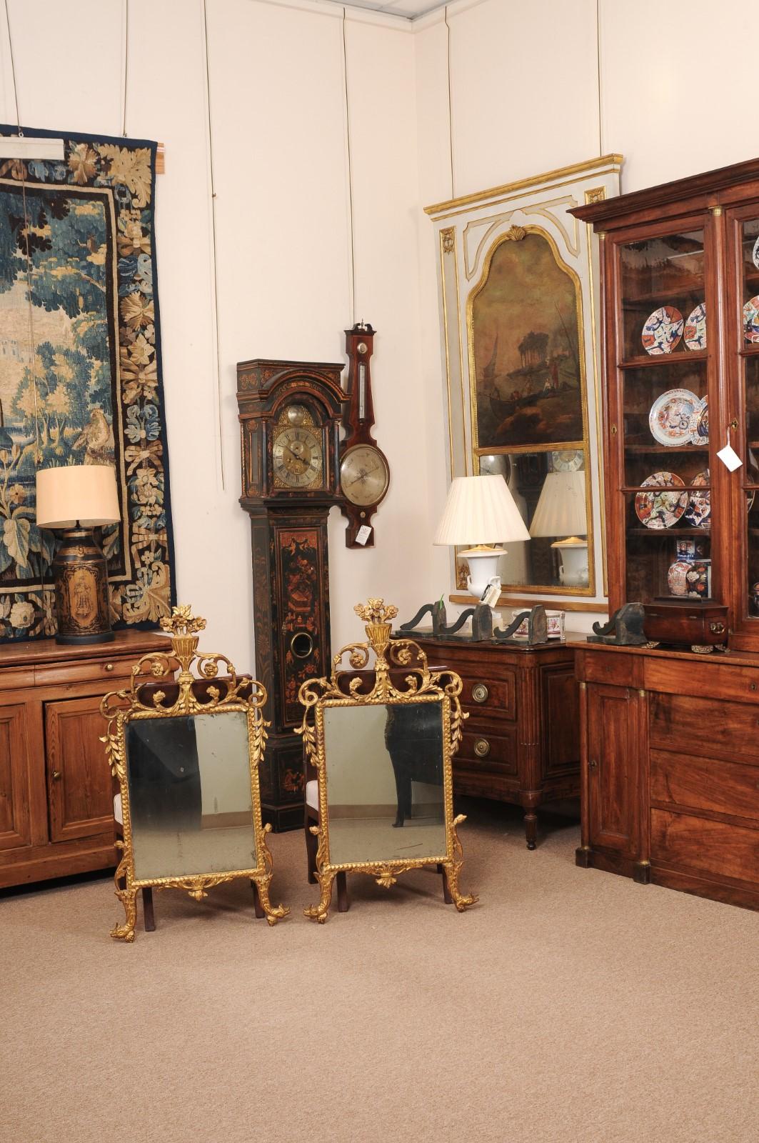 Coppia di specchi in legno dorato del XVIII secolo con delfino e cesto di fiori in vendita 6