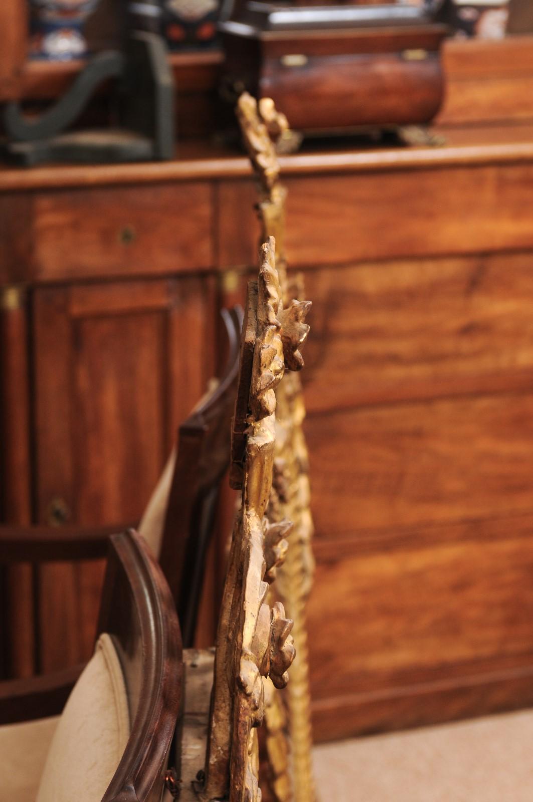 Coppia di specchi in legno dorato del XVIII secolo con delfino e cesto di fiori in vendita 7