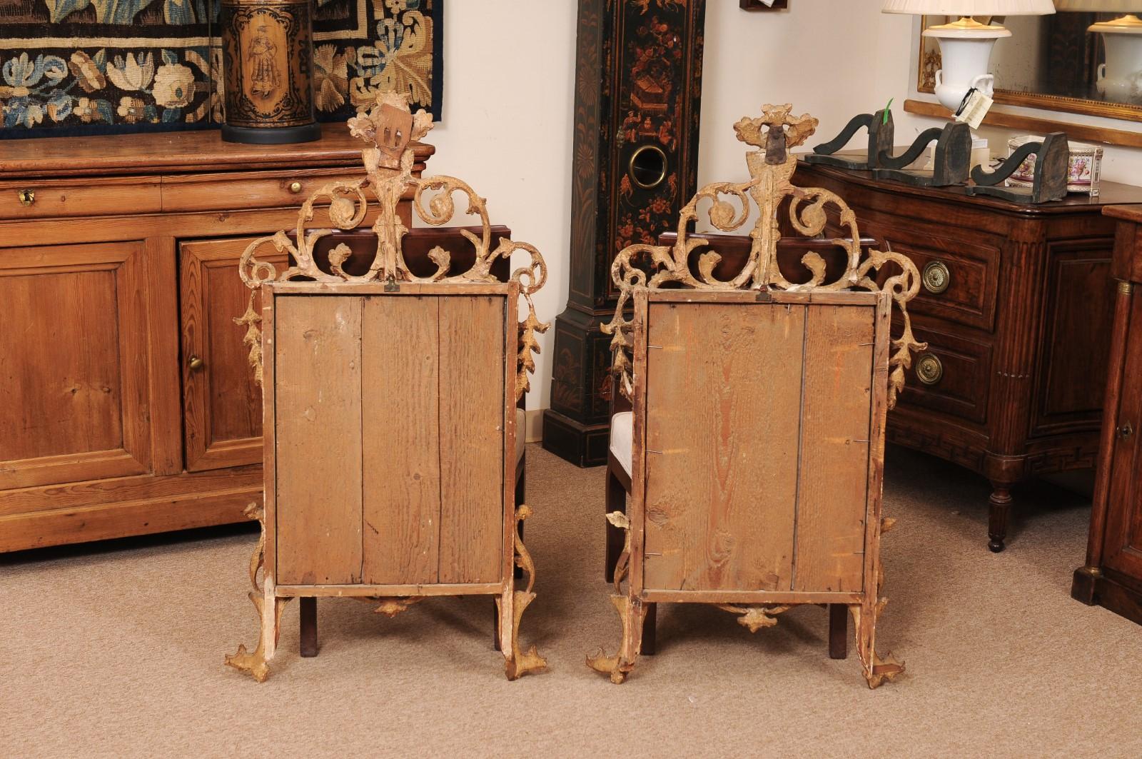 Coppia di specchi in legno dorato del XVIII secolo con delfino e cesto di fiori in vendita 8