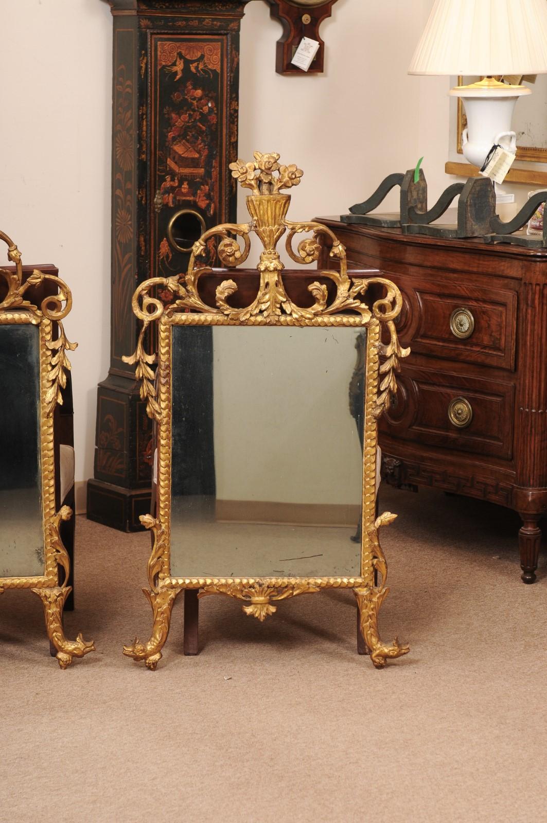 Italiano Coppia di specchi in legno dorato del XVIII secolo con delfino e cesto di fiori in vendita