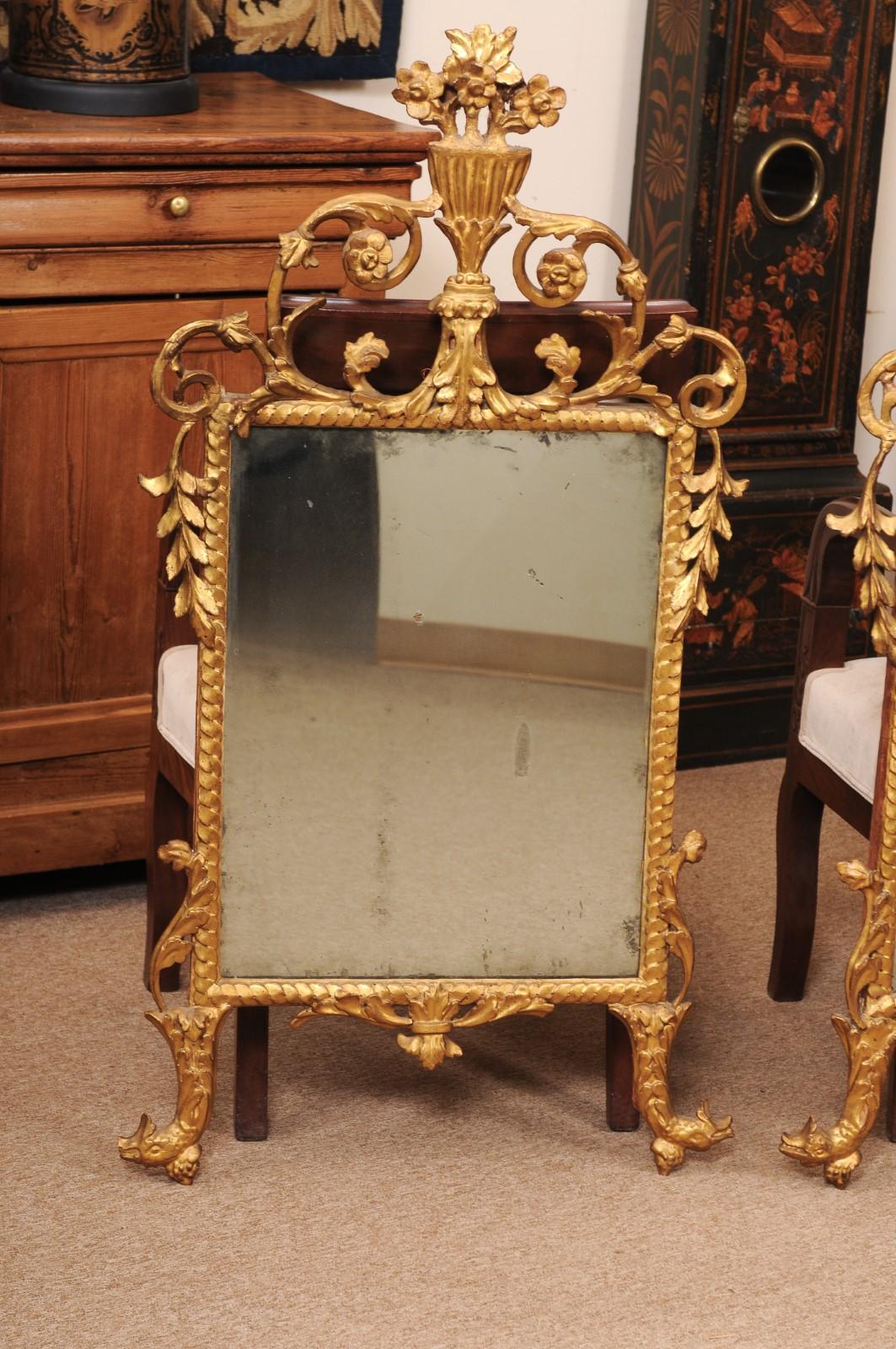 Coppia di specchi in legno dorato del XVIII secolo con delfino e cesto di fiori In condizioni discrete in vendita a Atlanta, GA