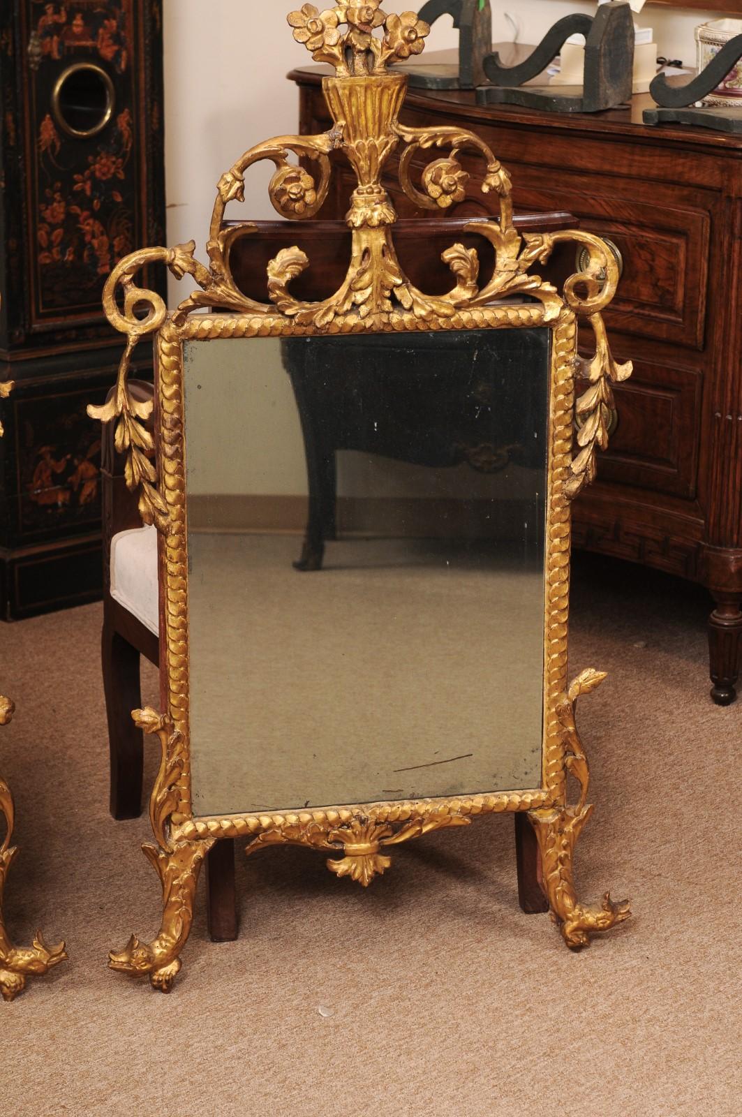 Fino al XVIII secolo Coppia di specchi in legno dorato del XVIII secolo con delfino e cesto di fiori in vendita