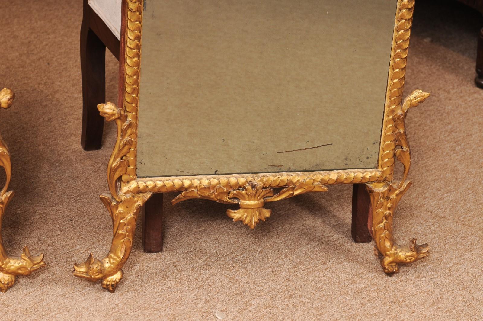 Coppia di specchi in legno dorato del XVIII secolo con delfino e cesto di fiori in vendita 2
