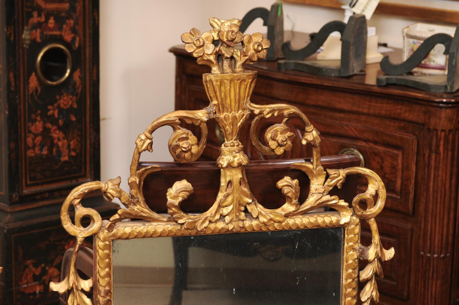 Coppia di specchi in legno dorato del XVIII secolo con delfino e cesto di fiori in vendita 3