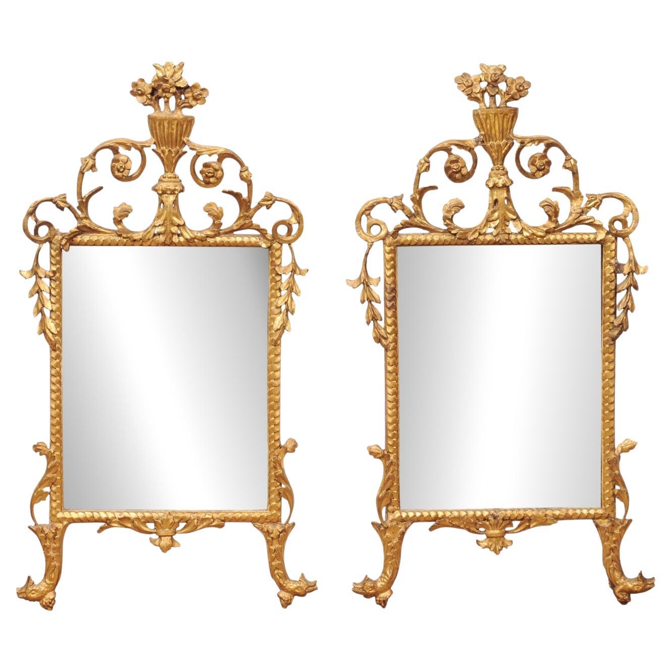 Coppia di specchi in legno dorato del XVIII secolo con delfino e cesto di fiori in vendita