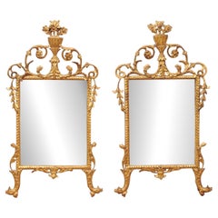Coppia di specchi in legno dorato del XVIII secolo con delfino e cesto di fiori
