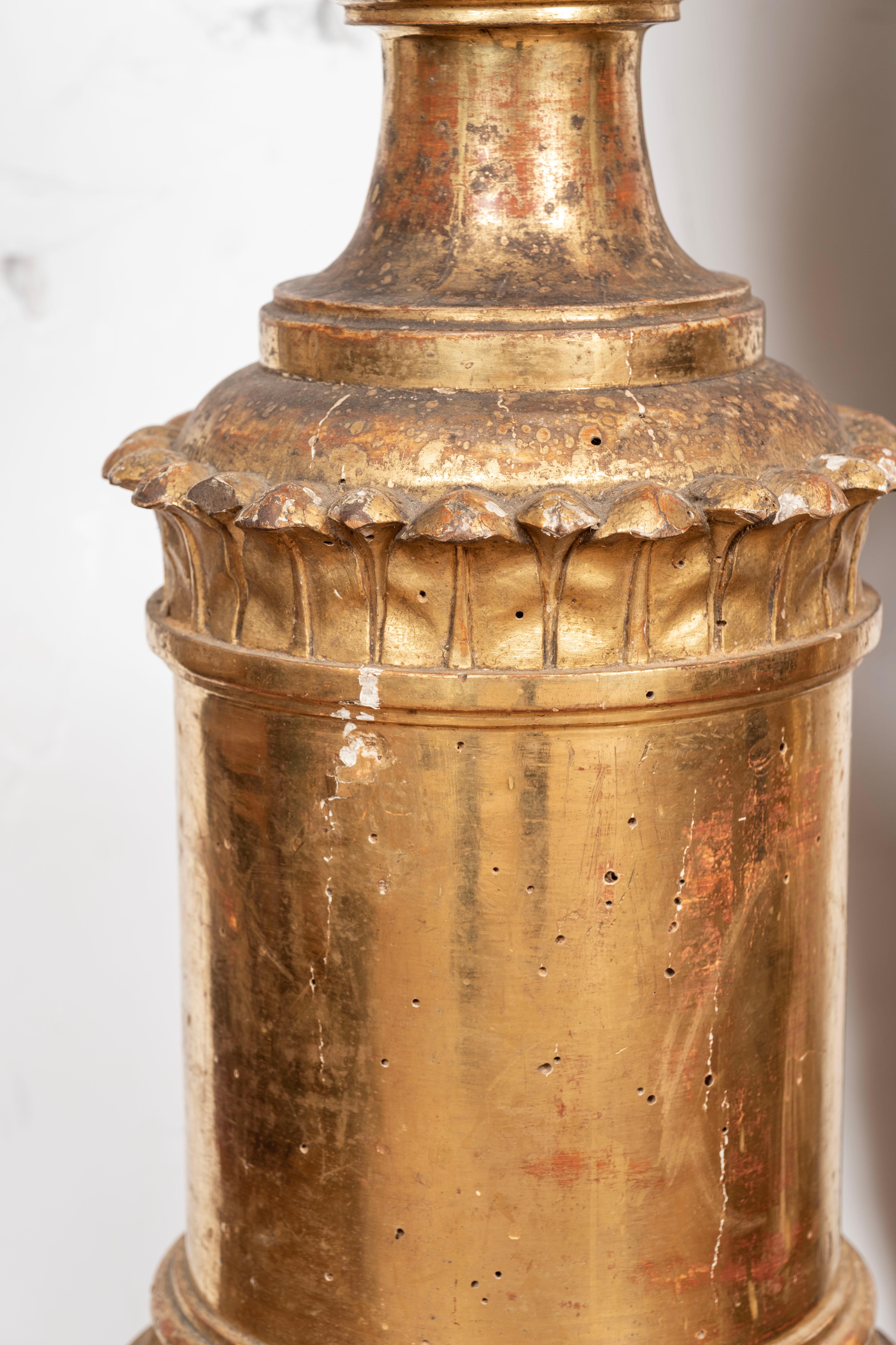 Bois doré Paire de torchères italiennes en bois doré du XVIIIe siècle en vente