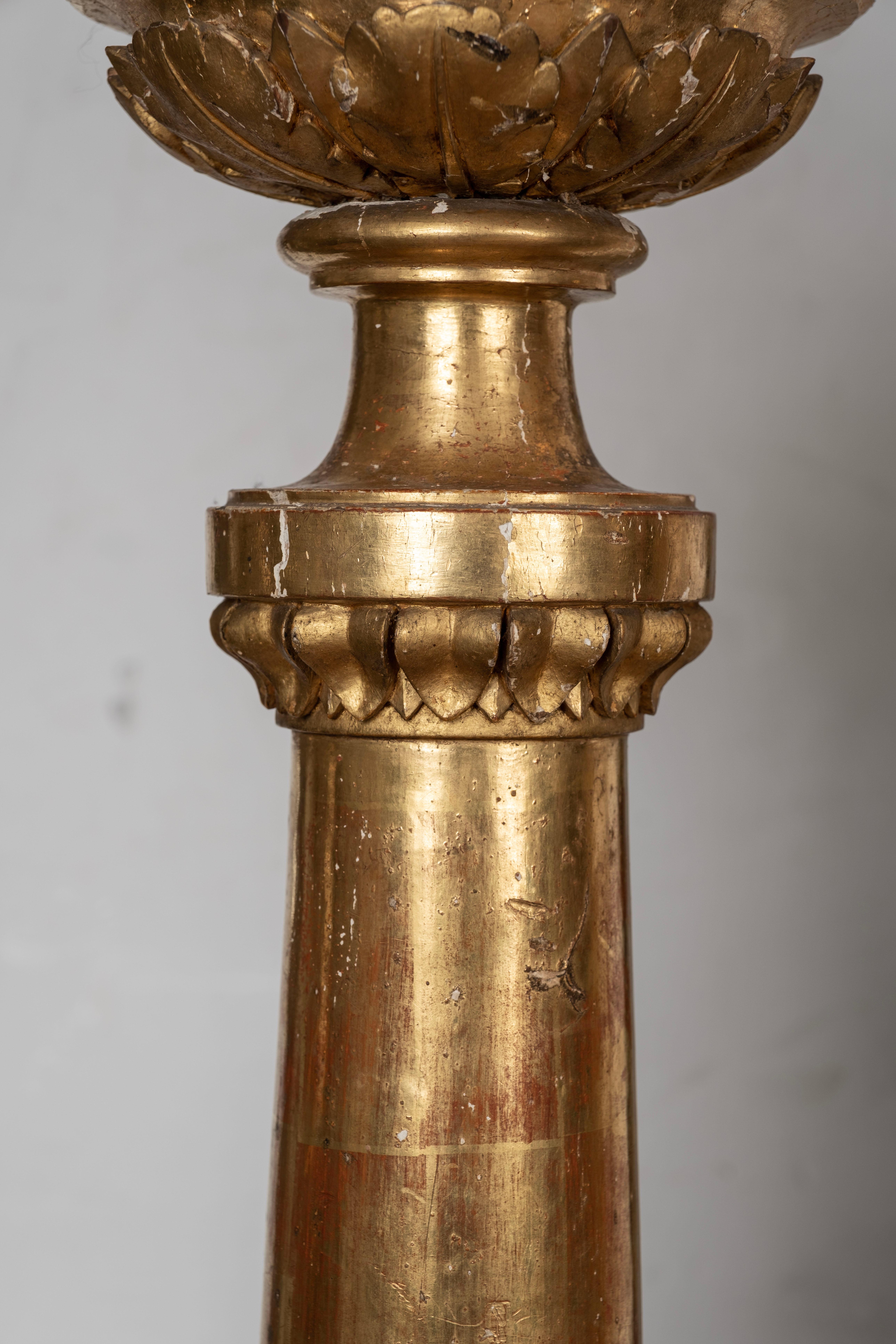 Paire de torchères italiennes en bois doré du XVIIIe siècle en vente 2