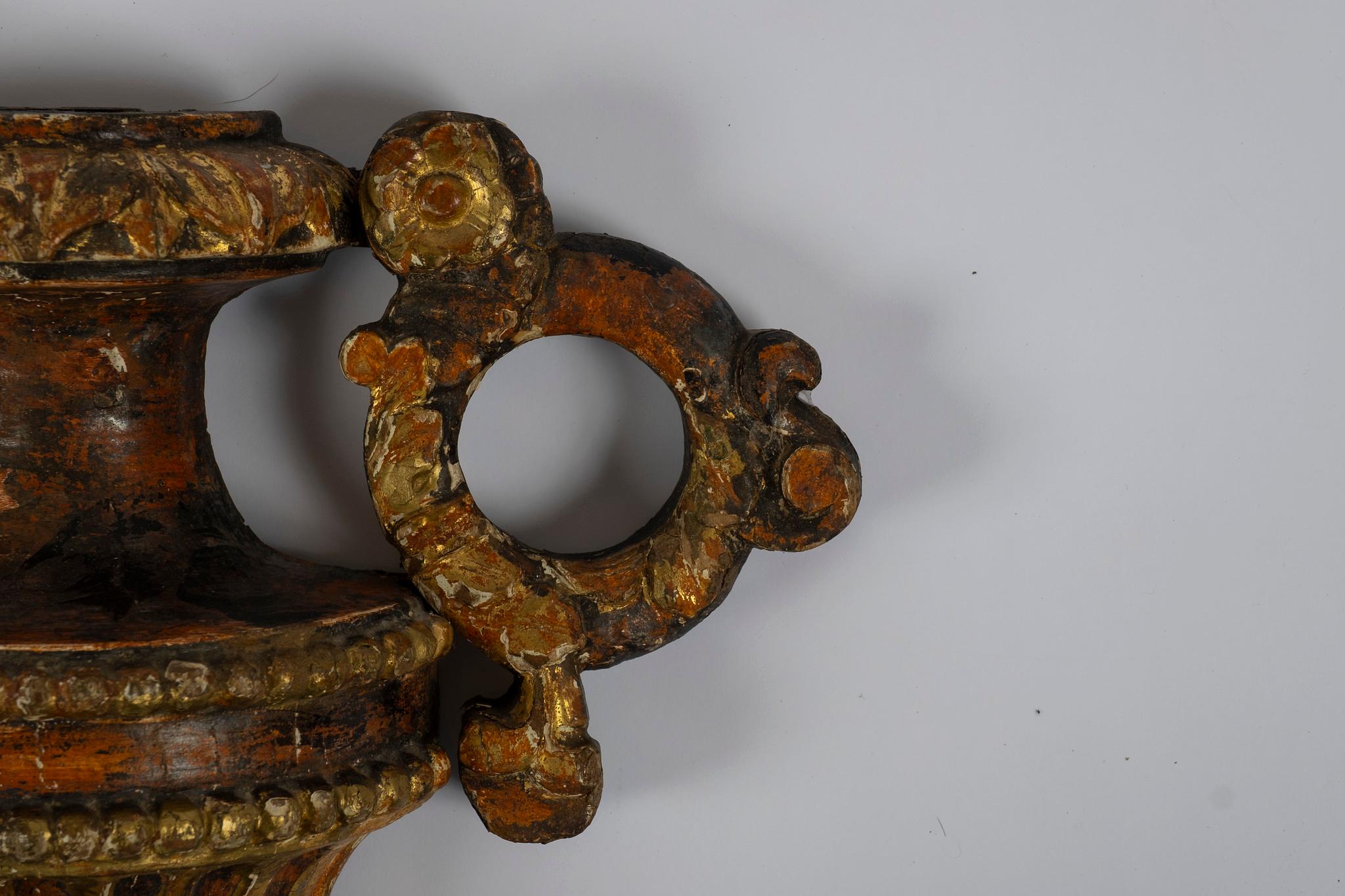 Pareja de adornos para urna de madera dorada italiana del siglo XVIII en venta 3