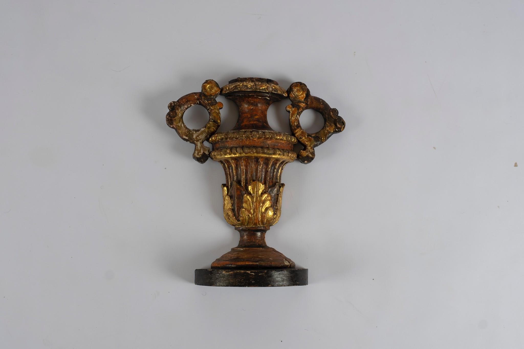Belle paire d'ornements d'urne en bois doré du 18e siècle, détaillés en trois dimensions. Pièces d'époque originales, Italie, vers 1750.