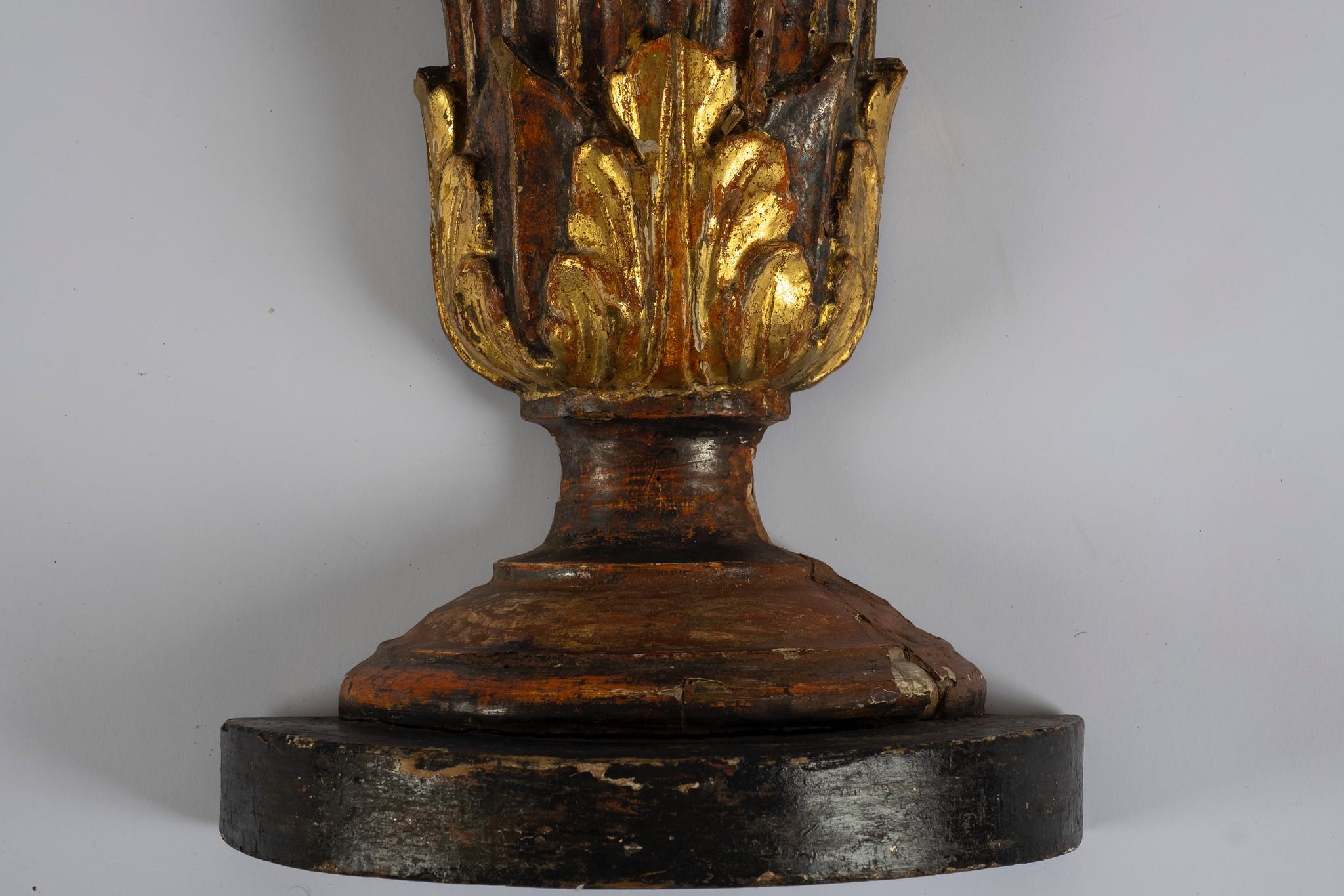 Louis XIV Paire d'ornements d'urne en bois doré italien du 18ème siècle en vente
